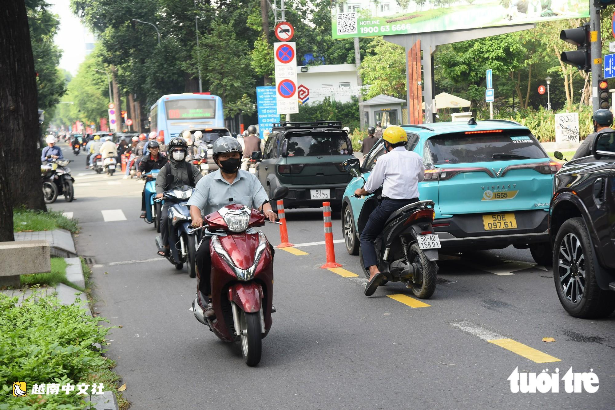 越南胡志明市武文秦路實施雙向通行,多輛摩托車仍越線行駛
