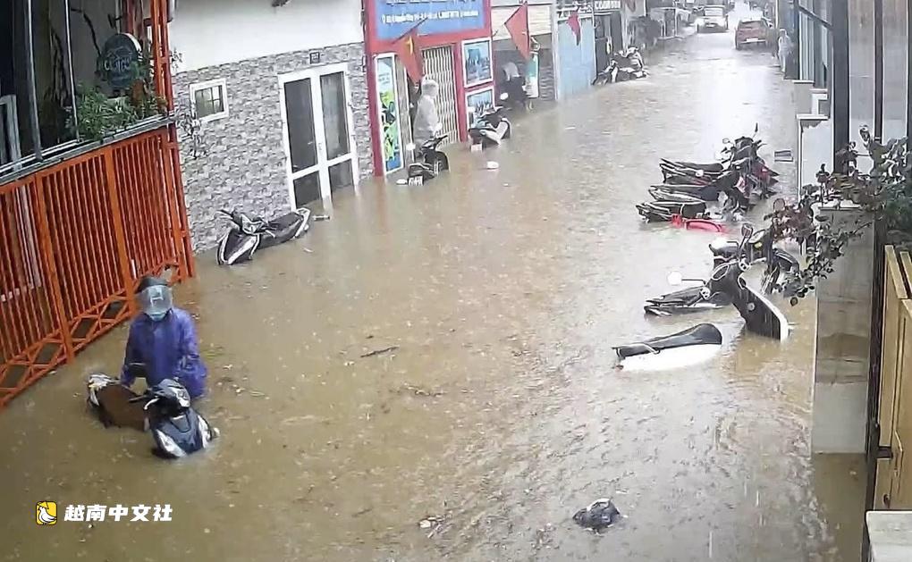 越南大叻街道積水超過一米,多輛摩托車被淹沒