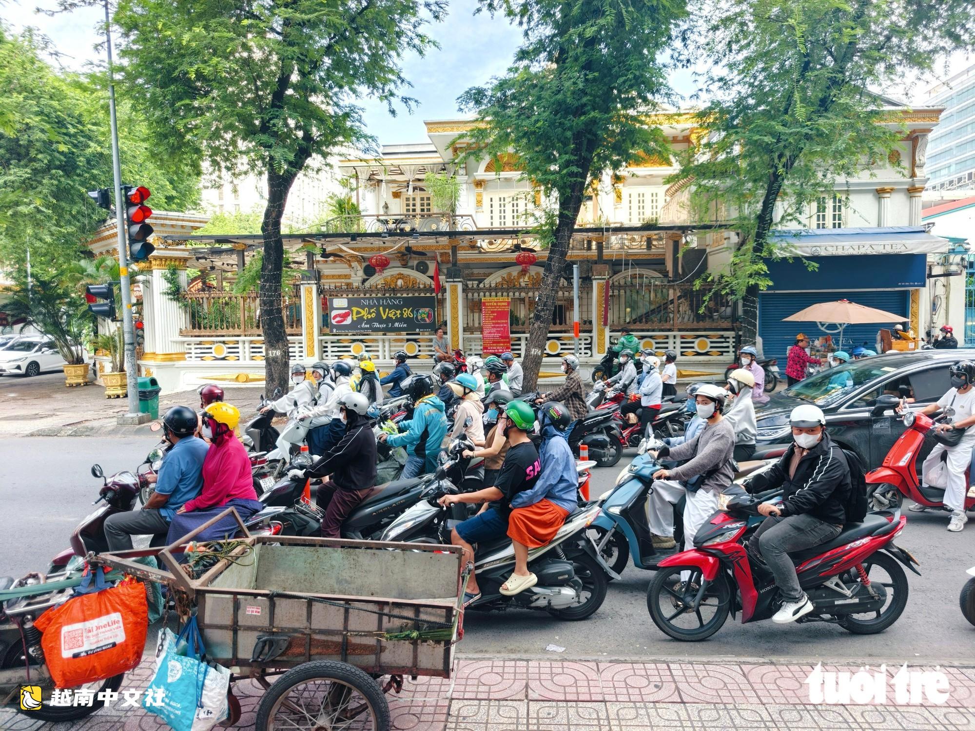 越南胡志明市武文秦路實施雙向通行,多輛摩托車仍越線行駛