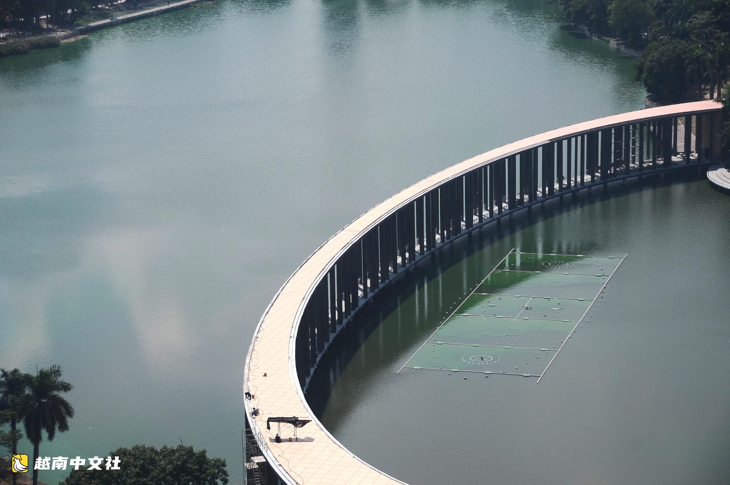 越南峴港機場附近3月29日湖面驚現巨型戒指造型
