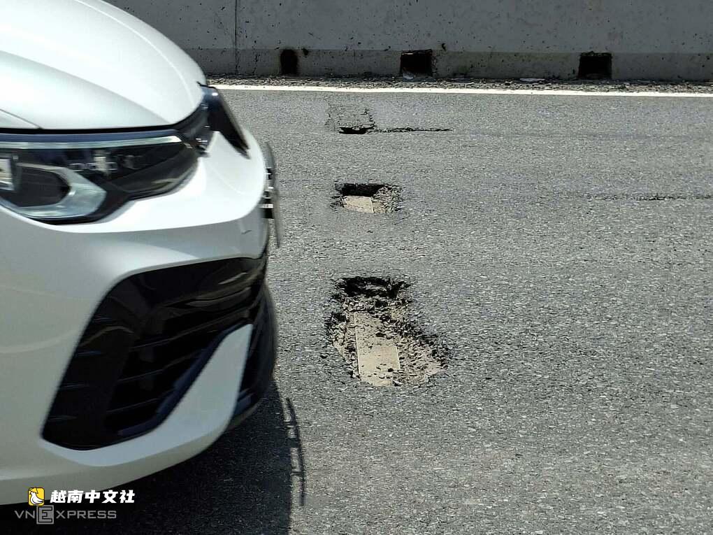 越南胡志明市安富立交隧道多處坑窪