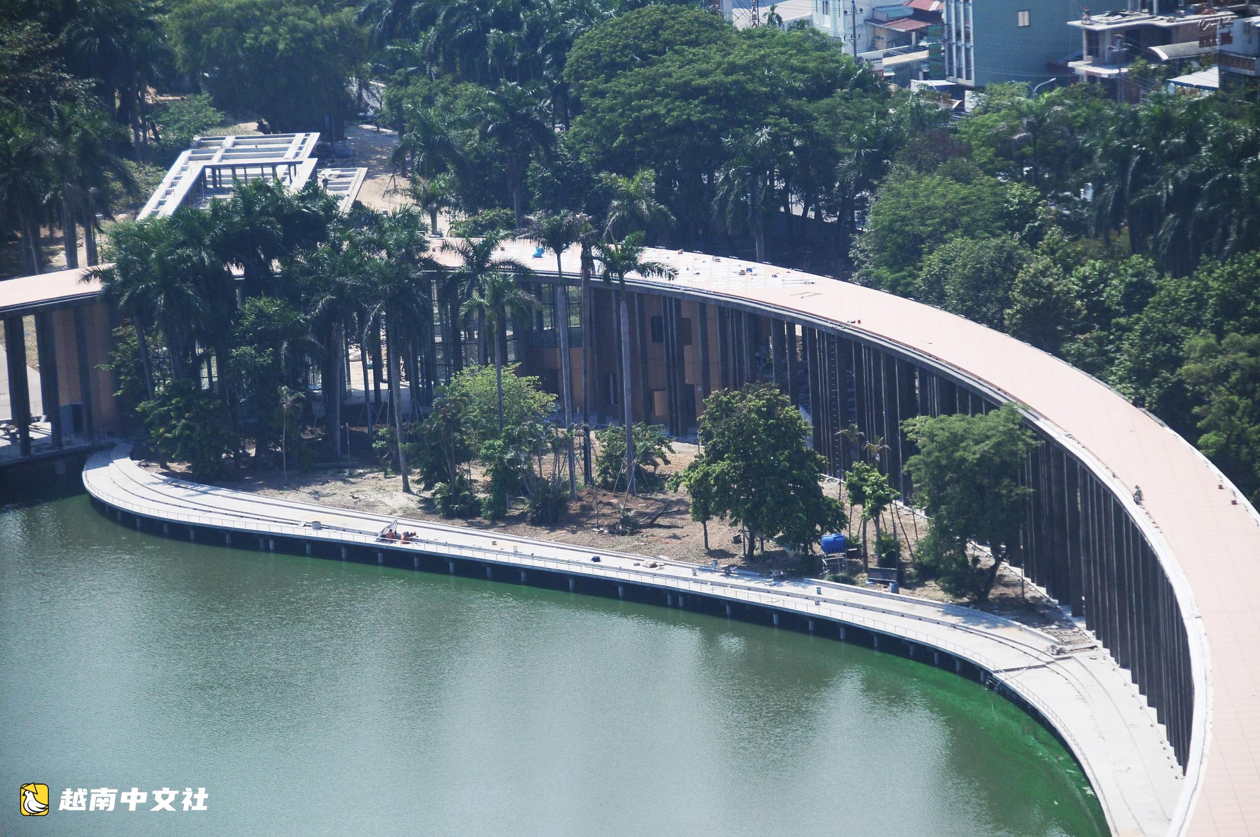 越南峴港機場附近3月29日湖面驚現巨型戒指造型