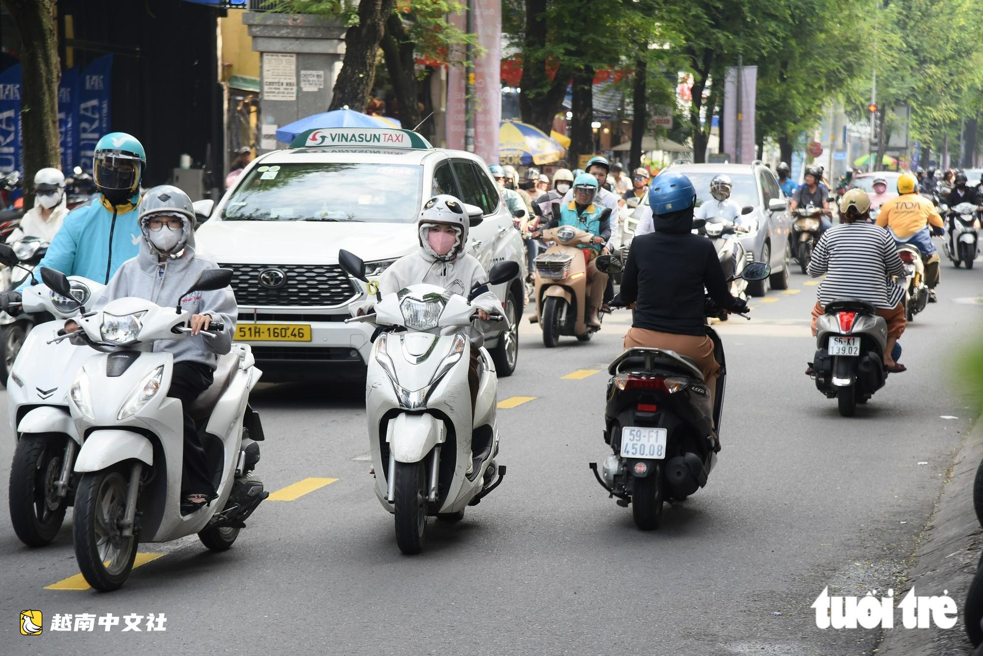 越南胡志明市武文秦路實施雙向通行,多輛摩托車仍越線行駛