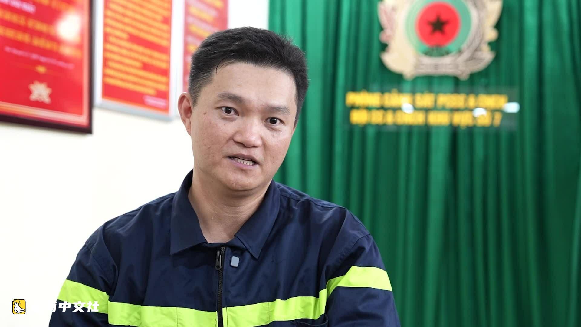 越南消防員在濃煙烈火中搜尋被困人員