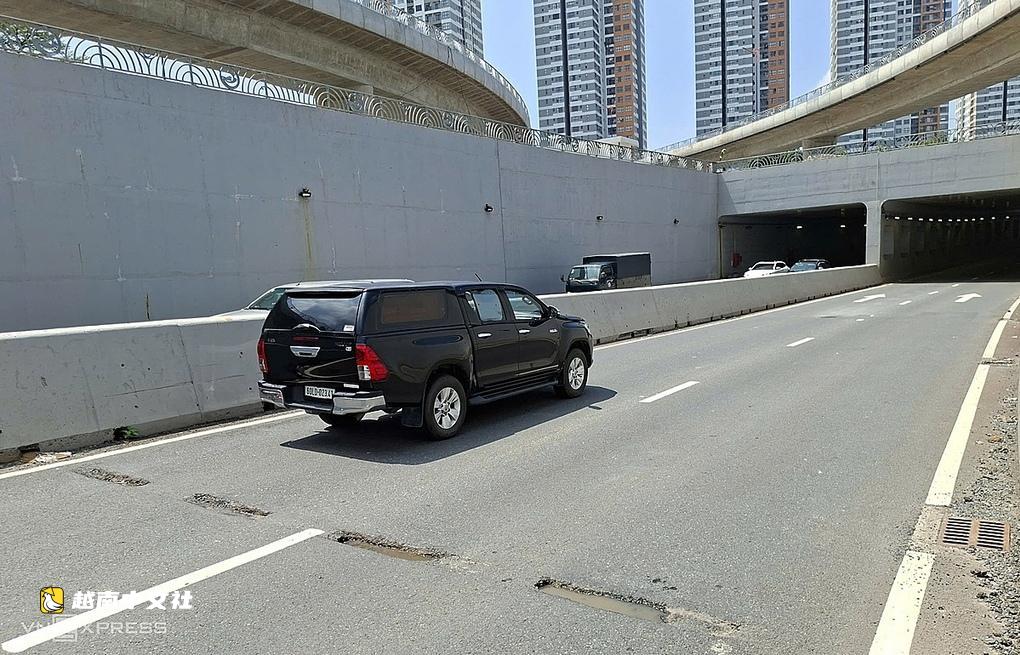 越南胡志明市安富立交隧道多處坑窪