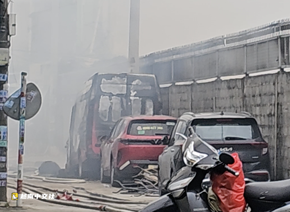 越南胡志明市一木工車間起火，16座汽車被燒燬
