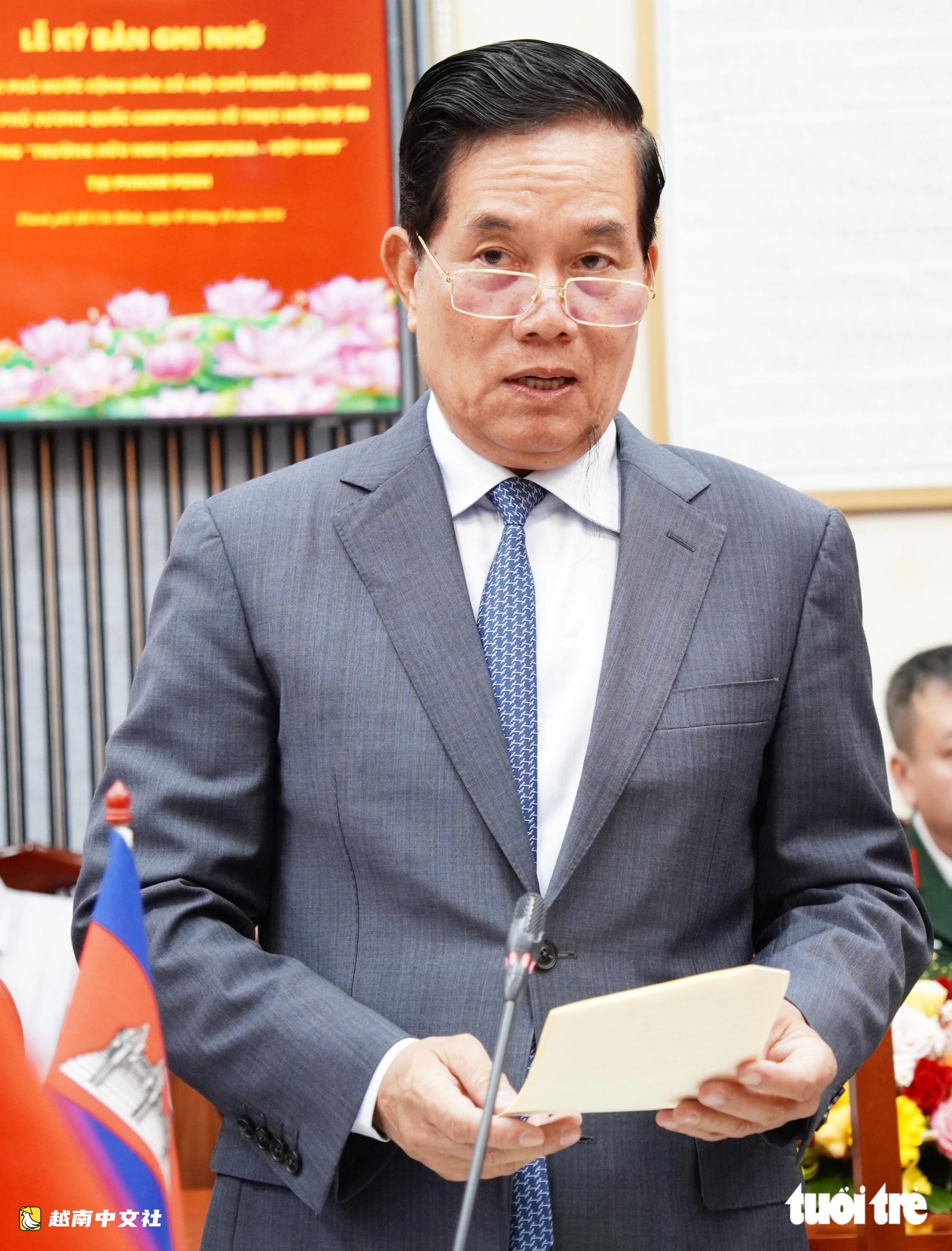 越南與柬埔寨簽署在金邊建設友誼學校的備忘錄