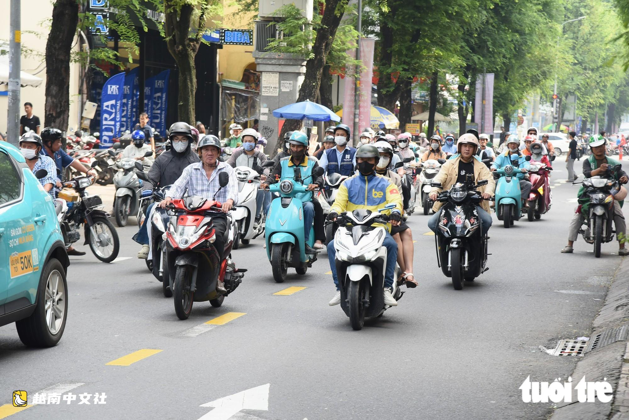 越南胡志明市武文秦路實施雙向通行,多輛摩托車仍越線行駛
