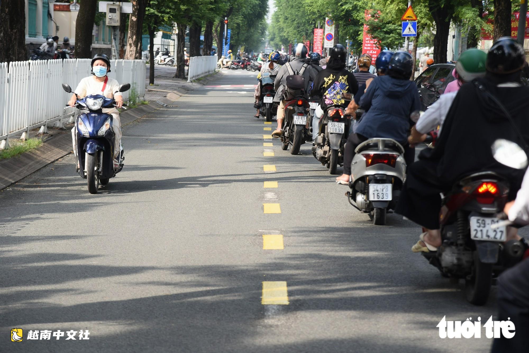 越南胡志明市武文秦路實施雙向通行,多輛摩托車仍越線行駛