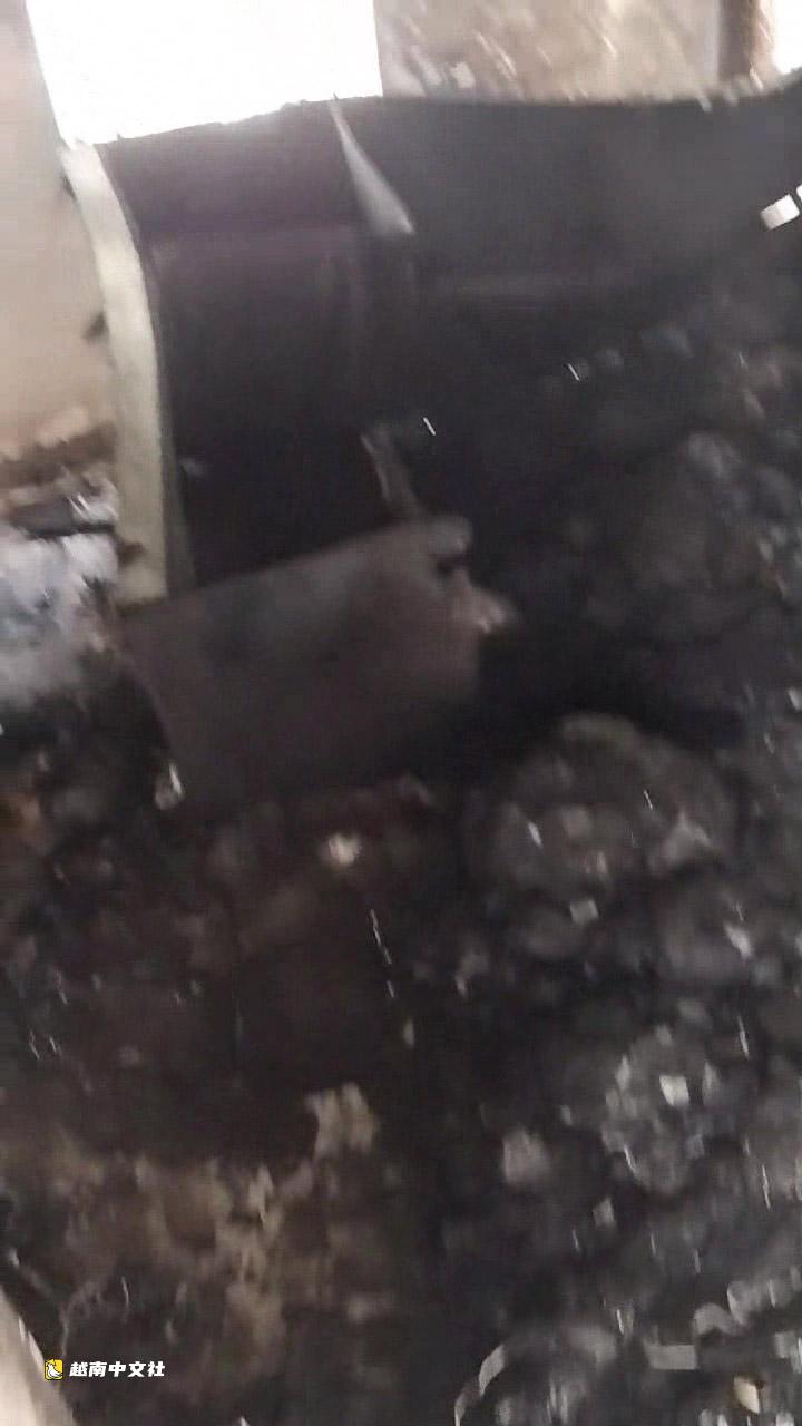 越南多樂省一男子因妻子在聚會上喝啤酒跳舞、打電話也不回家,澆汽油焚燒岳父母家