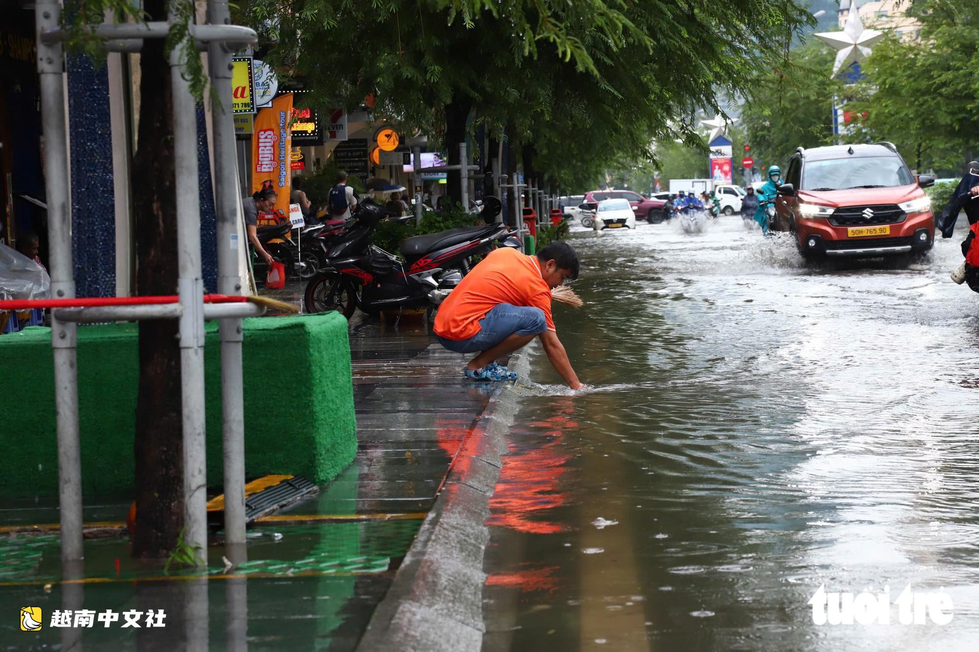 越南胡志明市10月6日中午大雨,黎利路和裴援路被水淹