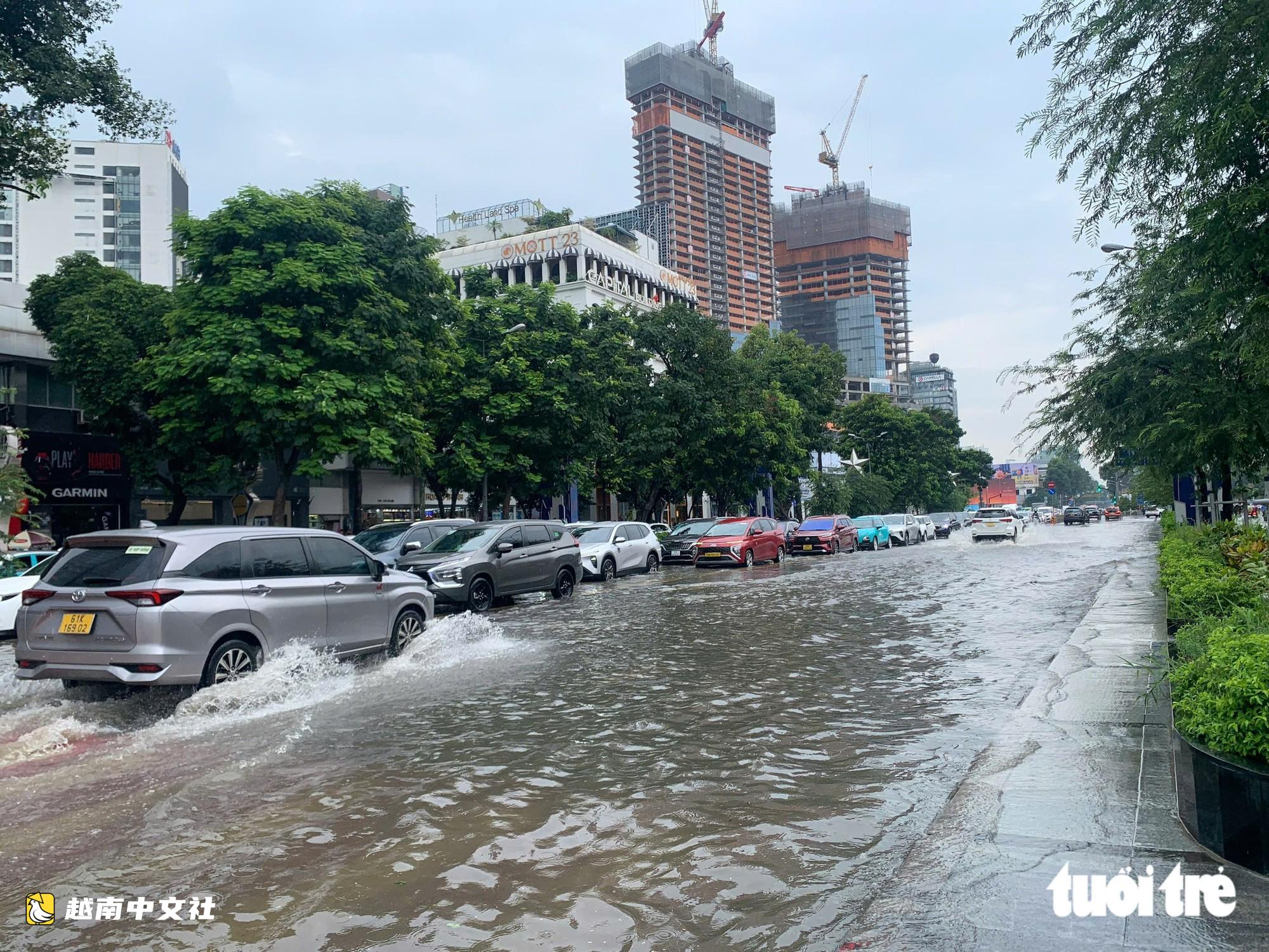 越南胡志明市10月6日中午大雨,黎利路和裴援路被水淹