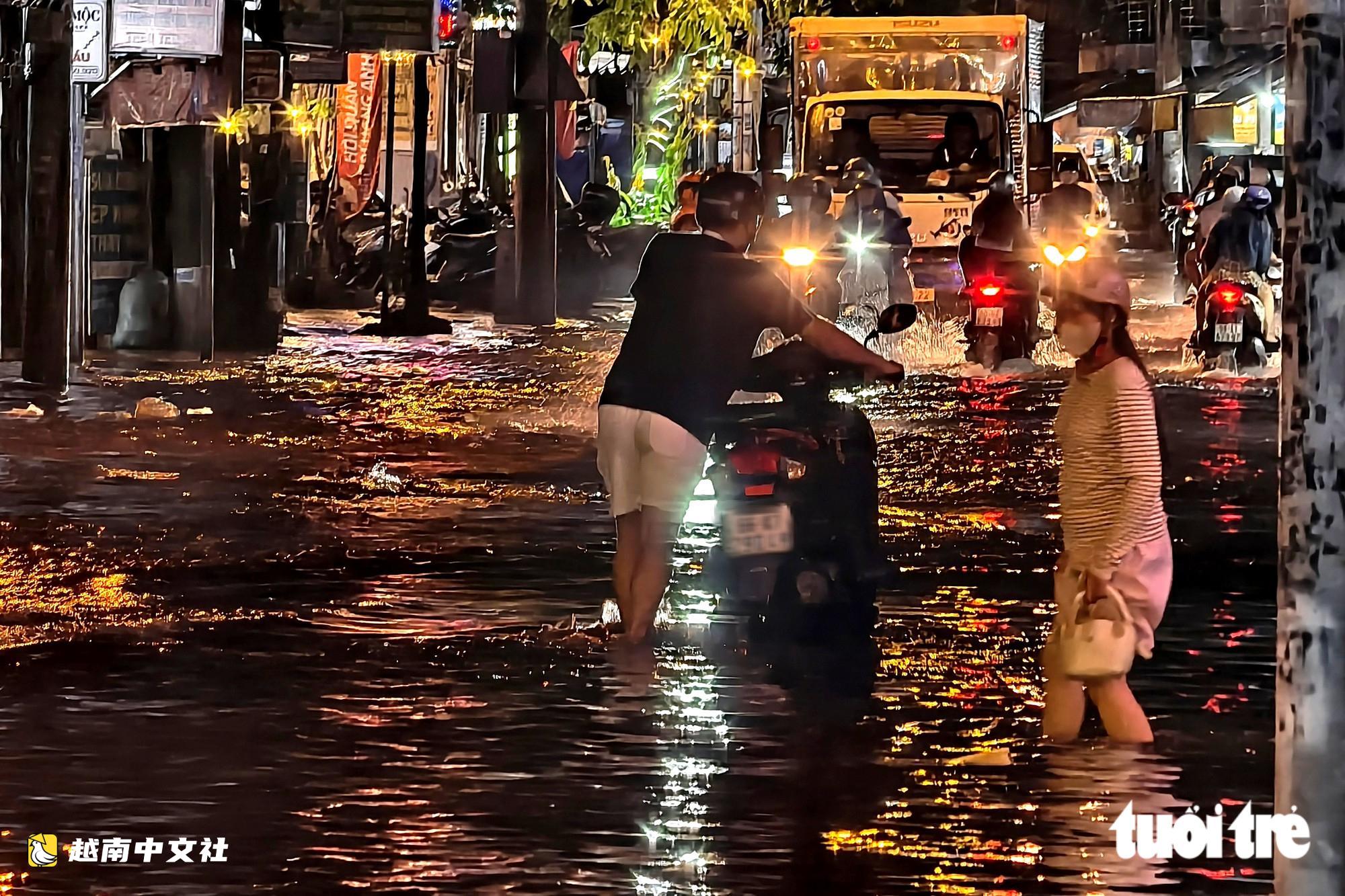 大雨30分鐘，越南胡志明市馬洛路被淹，民眾深夜蹚水回家