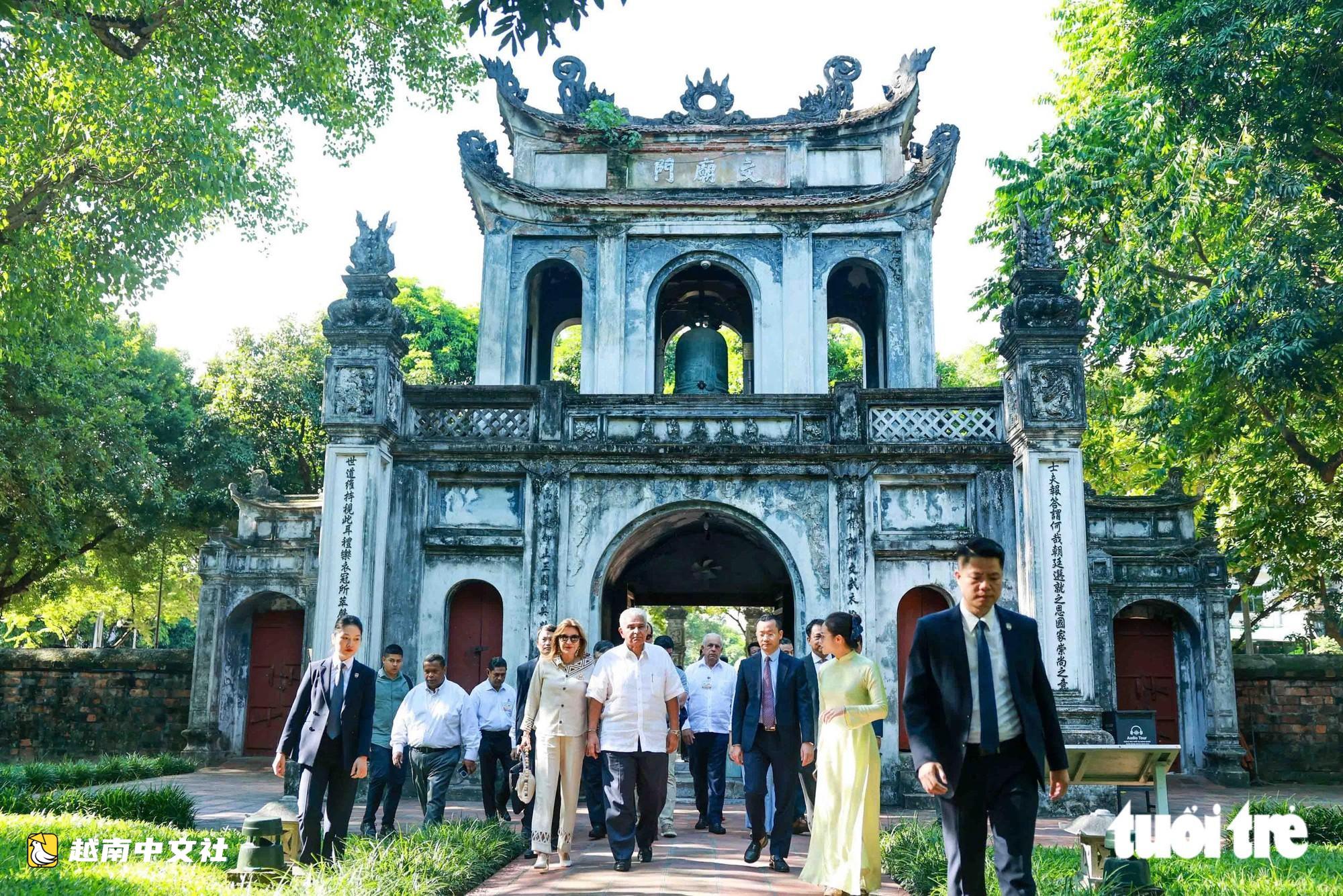 巴拿馬總統與夫人參觀河內文廟—國子監並擊鼓