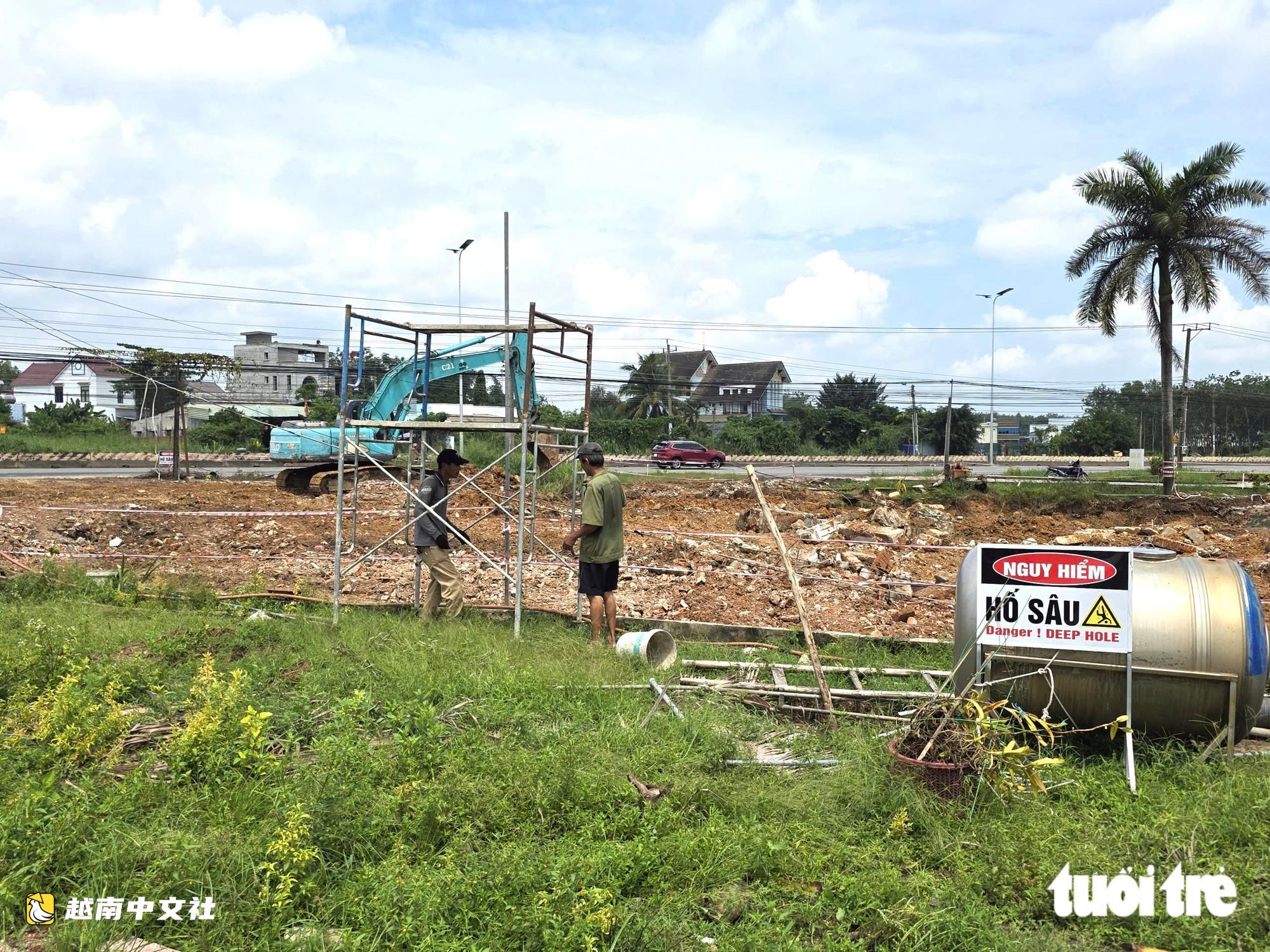 胡志明市人民委員會領導督促胡志明市—土龍木—真城高速公路施工進度