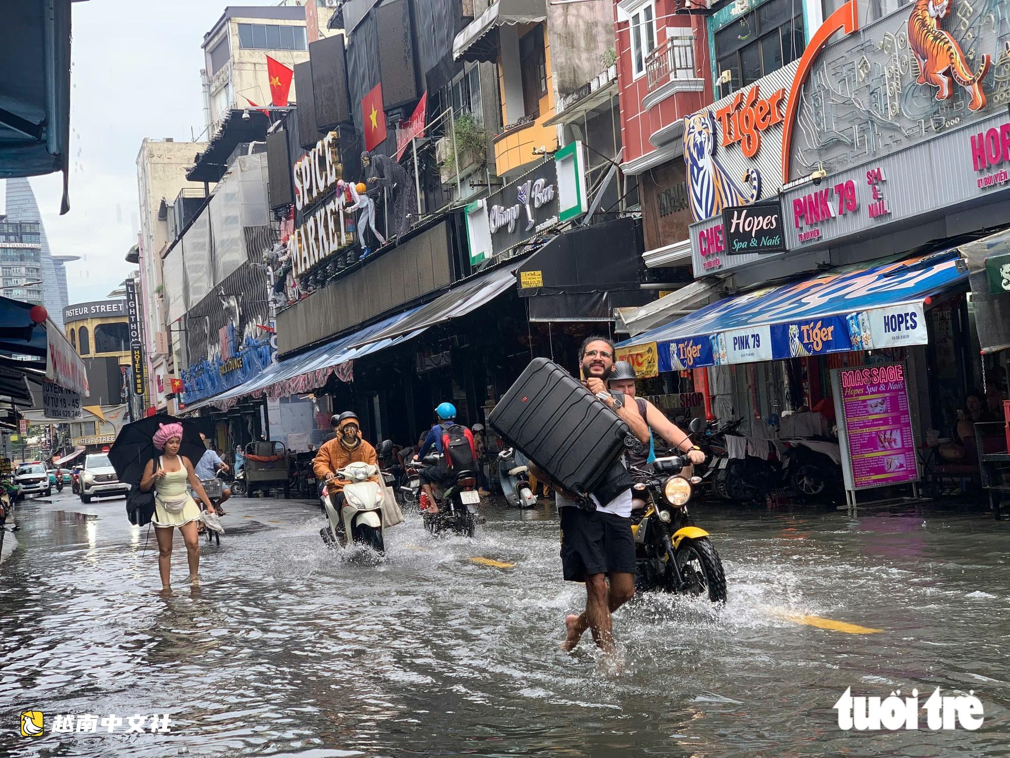 越南胡志明市10月6日中午大雨,黎利路和裴援路被水淹