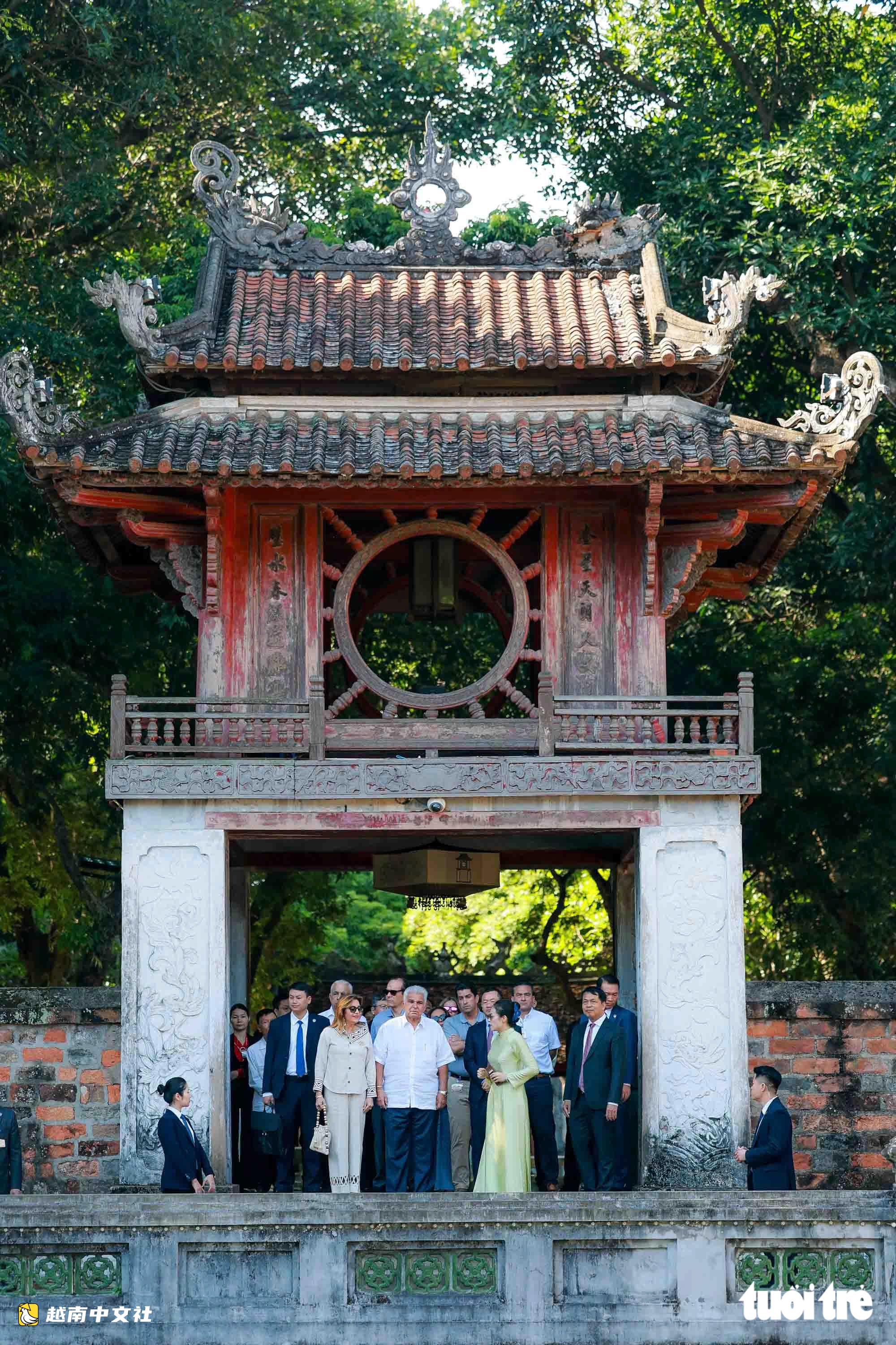 巴拿馬總統與夫人參觀河內文廟—國子監並擊鼓