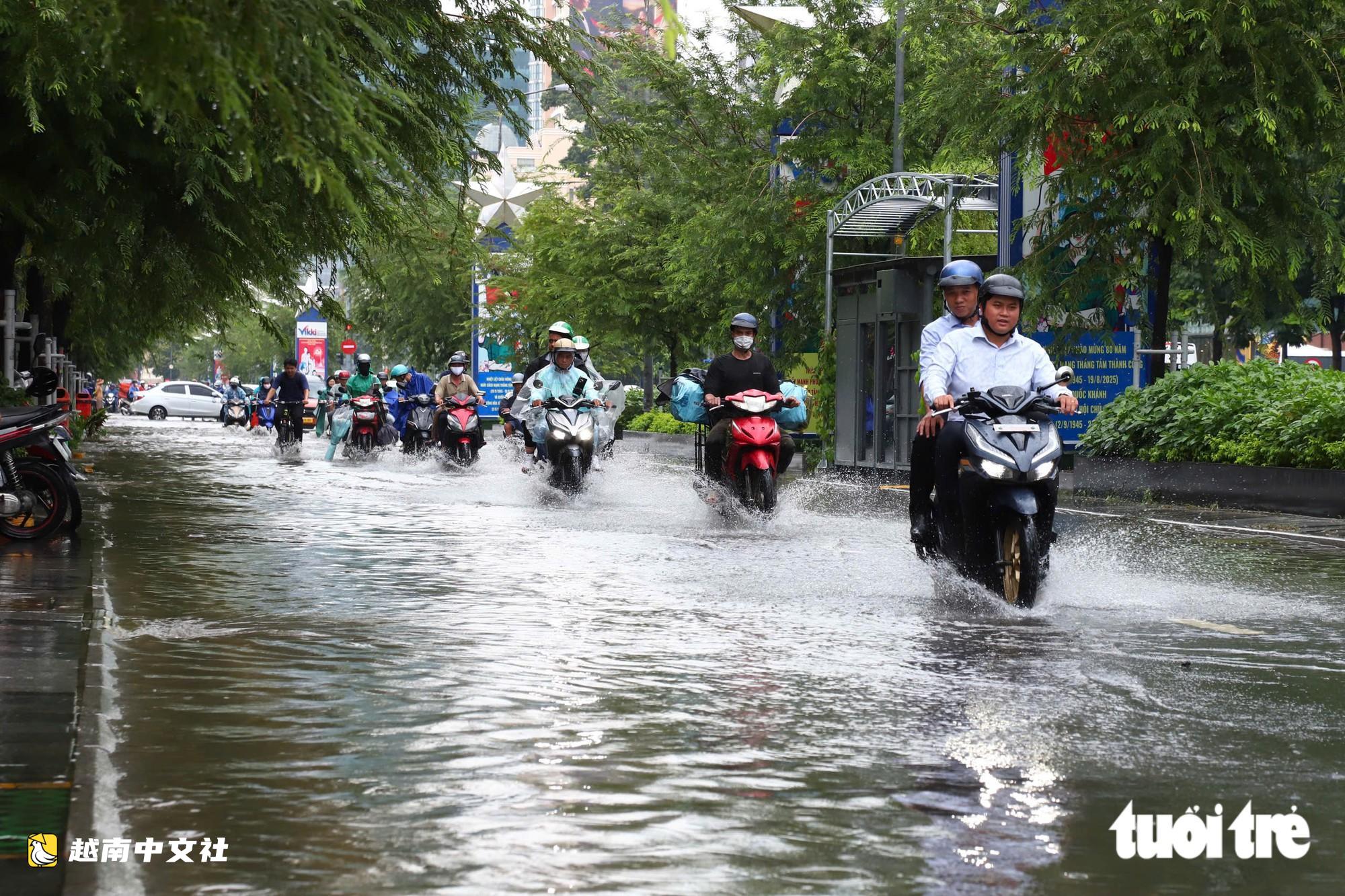 越南胡志明市10月6日中午大雨,黎利路和裴援路被水淹
