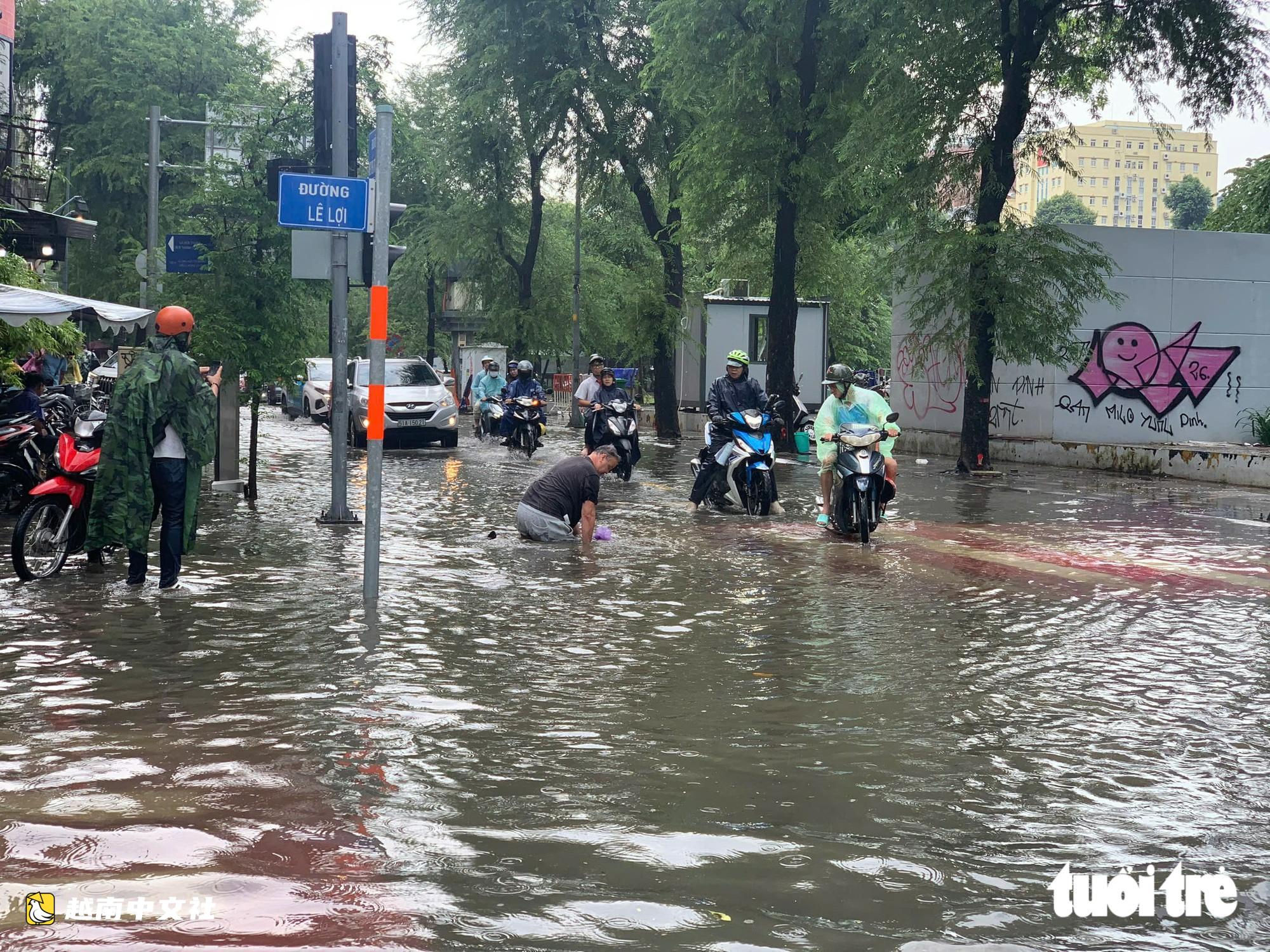 越南胡志明市10月6日中午大雨,黎利路和裴援路被水淹