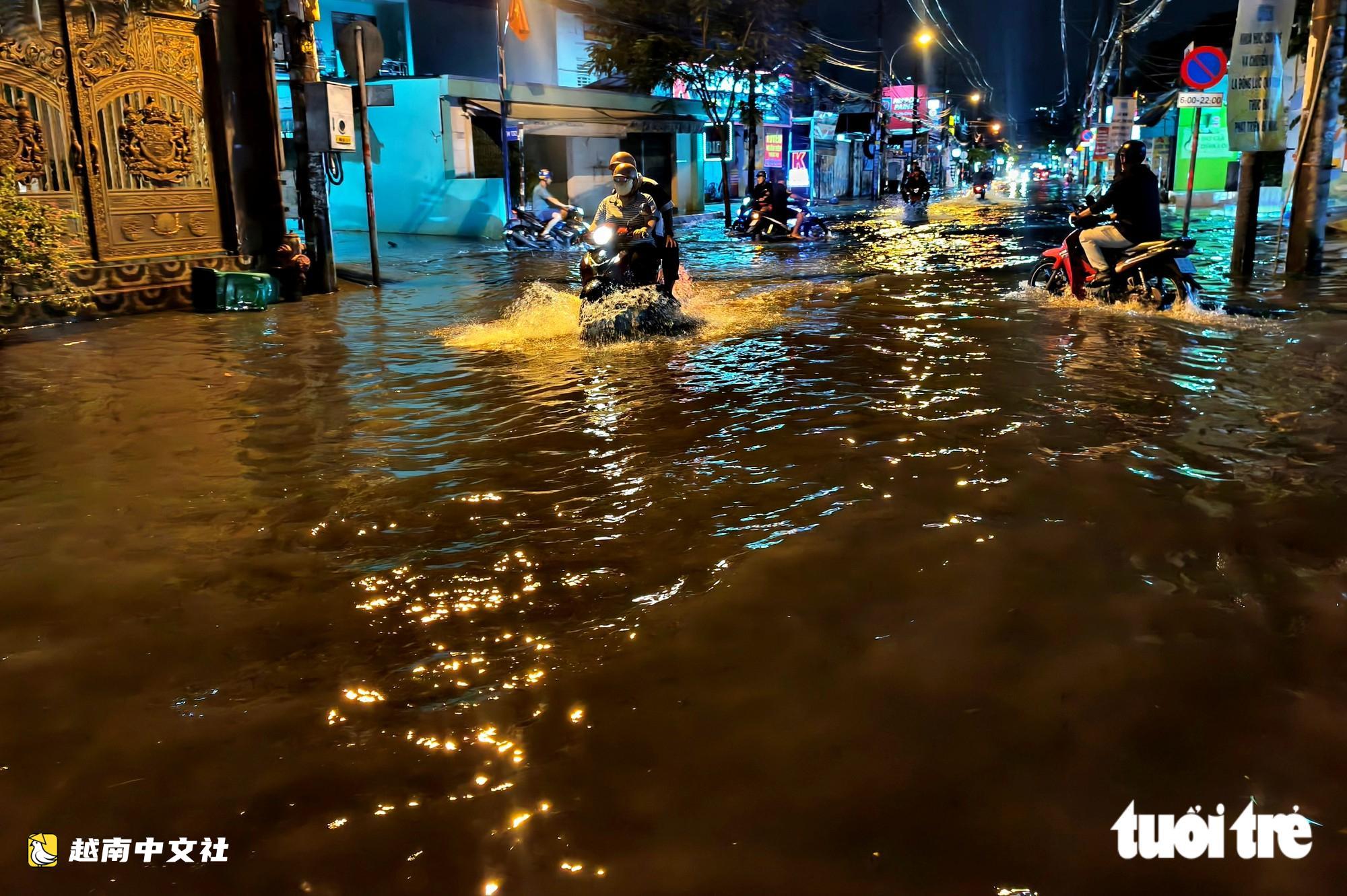 大雨30分鐘，越南胡志明市馬洛路被淹，民眾深夜蹚水回家