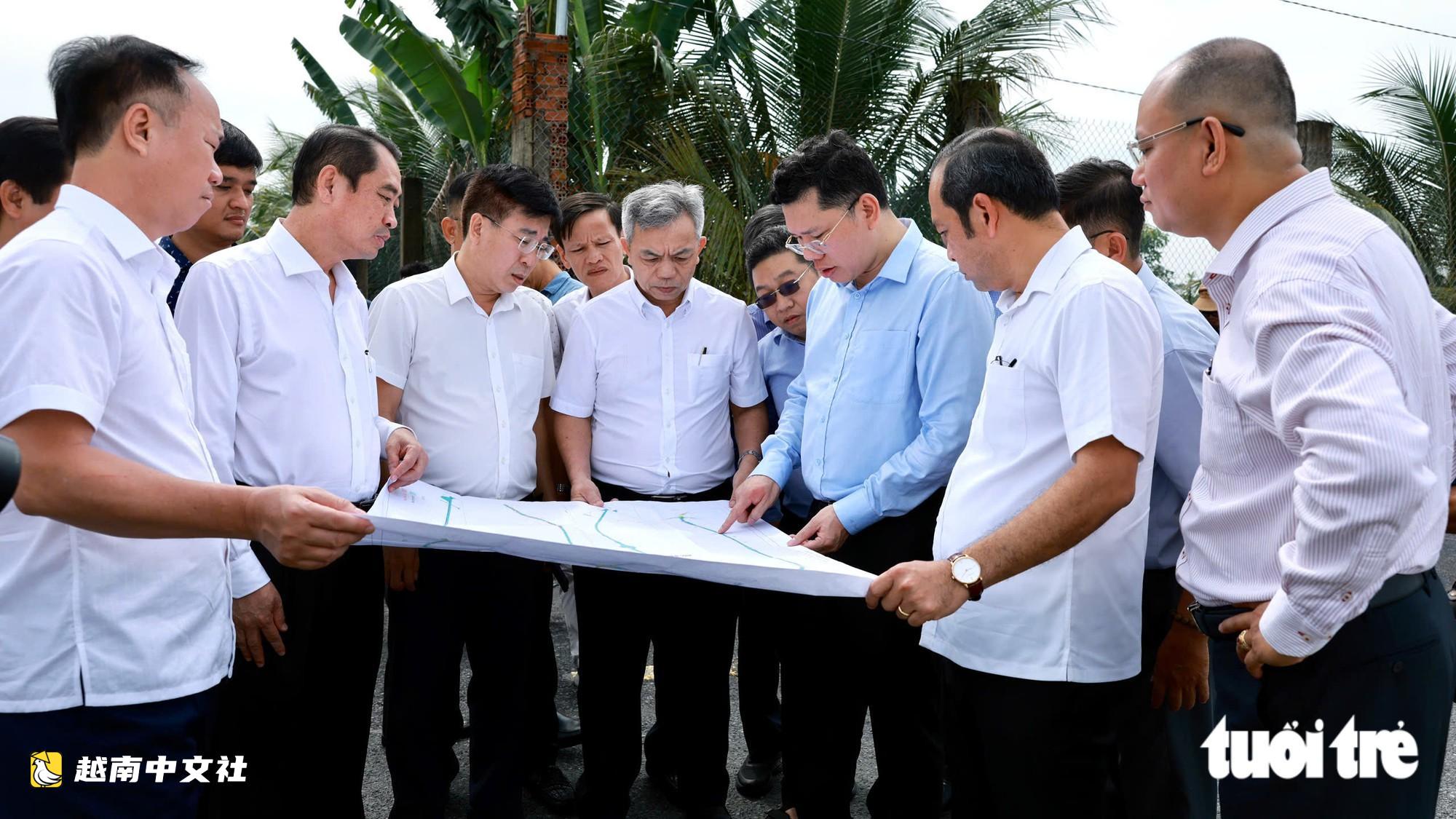 胡志明市人民委員會領導督促胡志明市—土龍木—真城高速公路施工進度