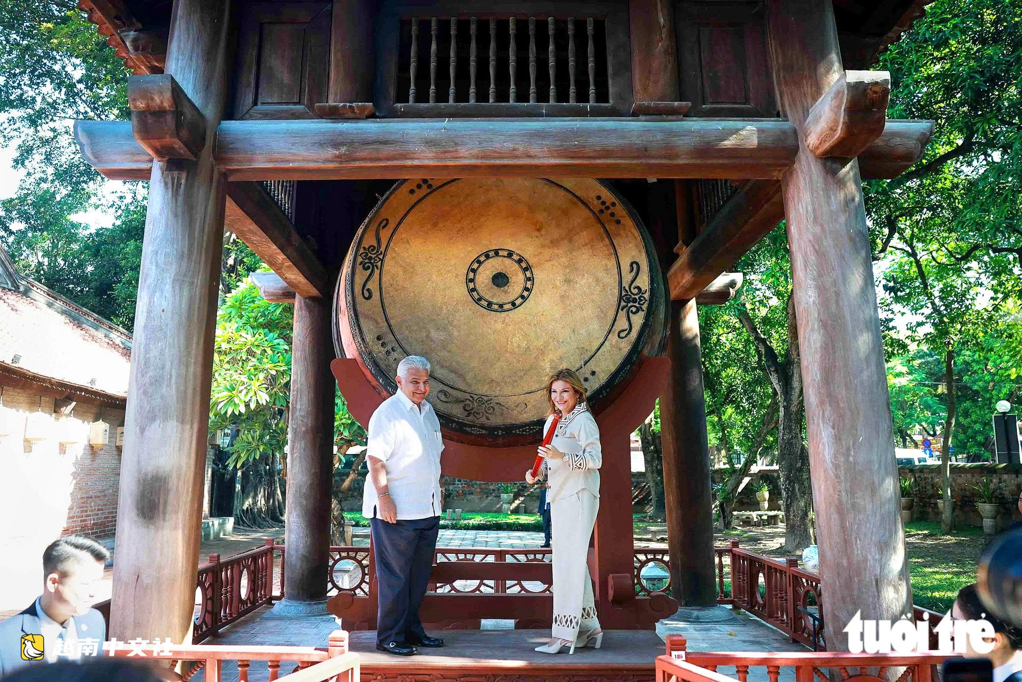 巴拿馬總統與夫人參觀河內文廟—國子監並擊鼓