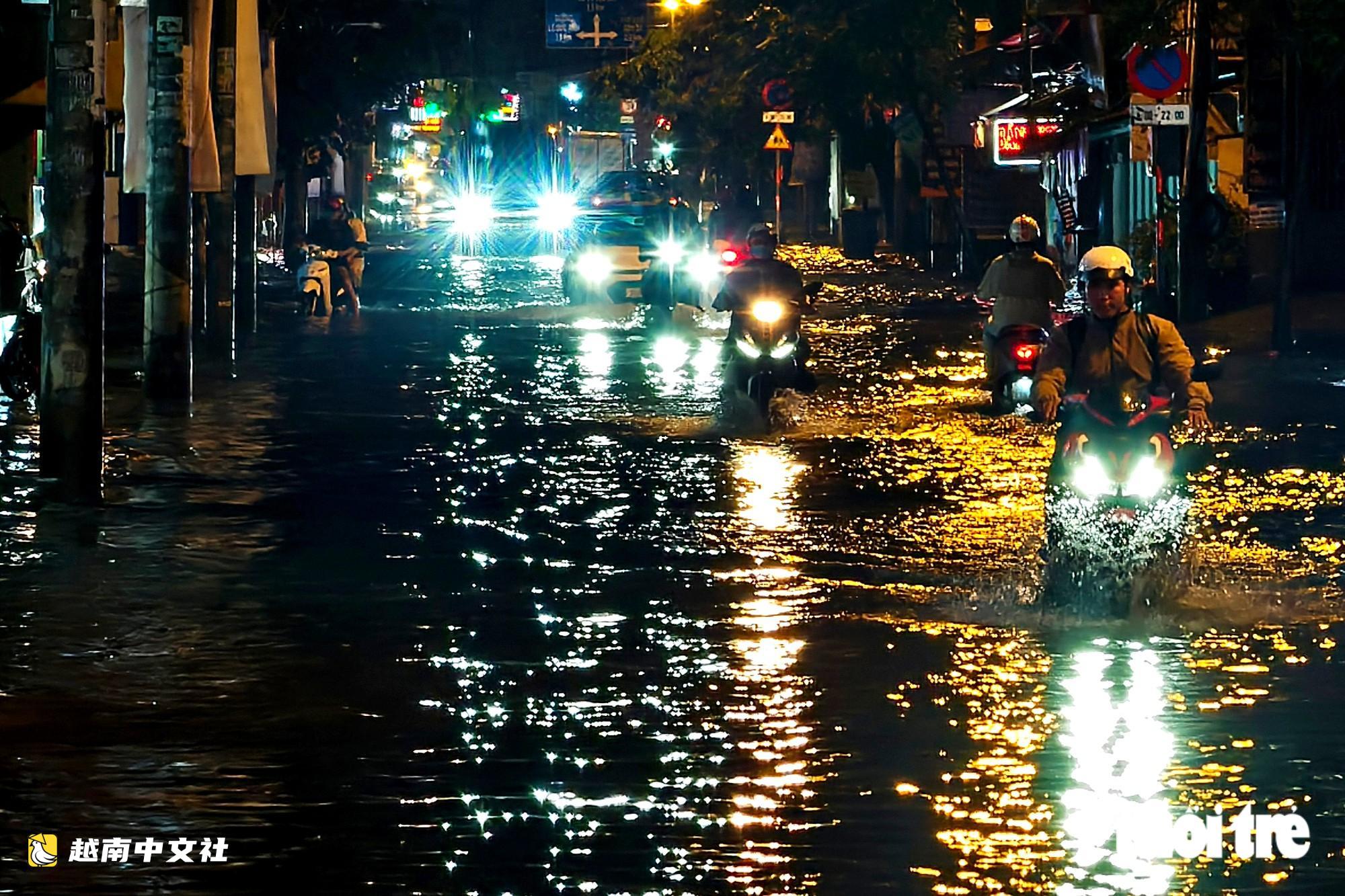 大雨30分鐘，越南胡志明市馬洛路被淹，民眾深夜蹚水回家