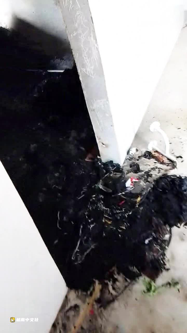 越南多樂省一男子因妻子在聚會上喝啤酒跳舞、打電話也不回家,澆汽油焚燒岳父母家