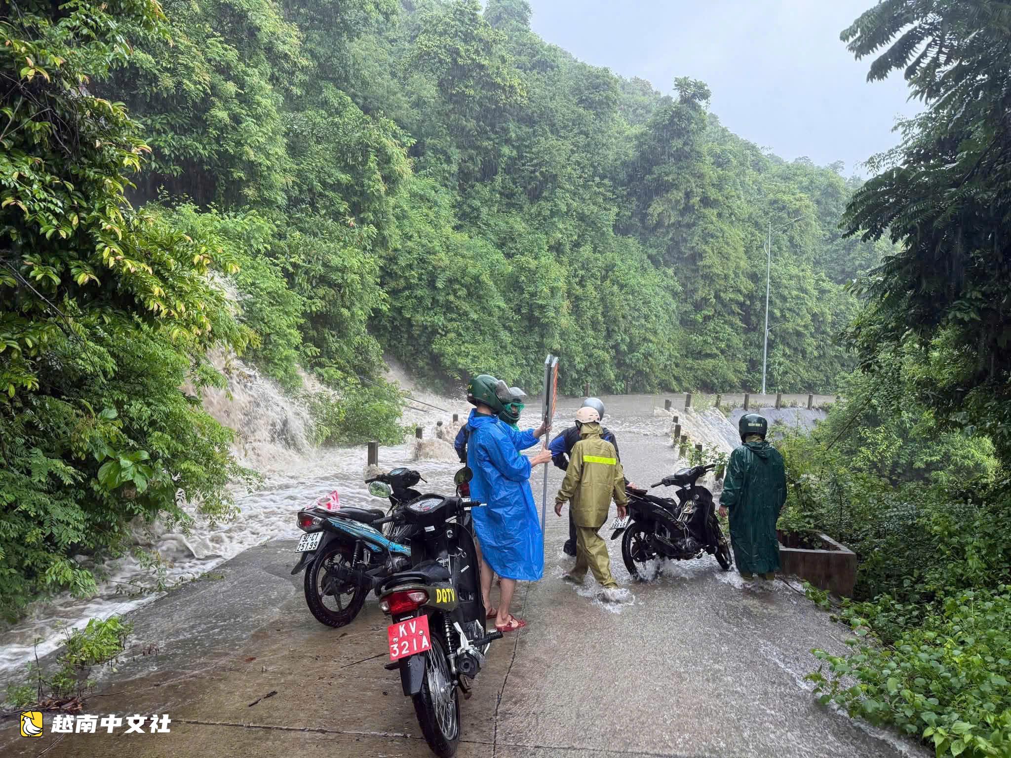 越南佔婆島洪水如瀑布般湧入居民區