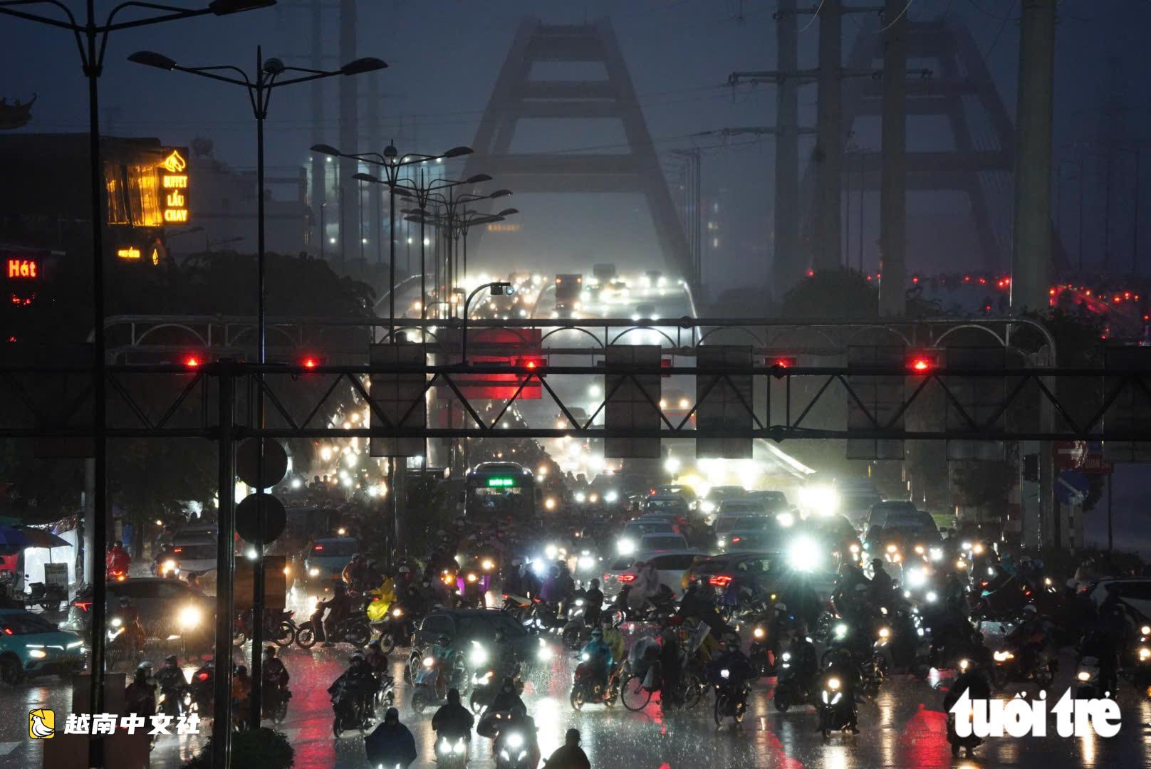 越南胡志明市范文同路車流密集,前往新山一機場