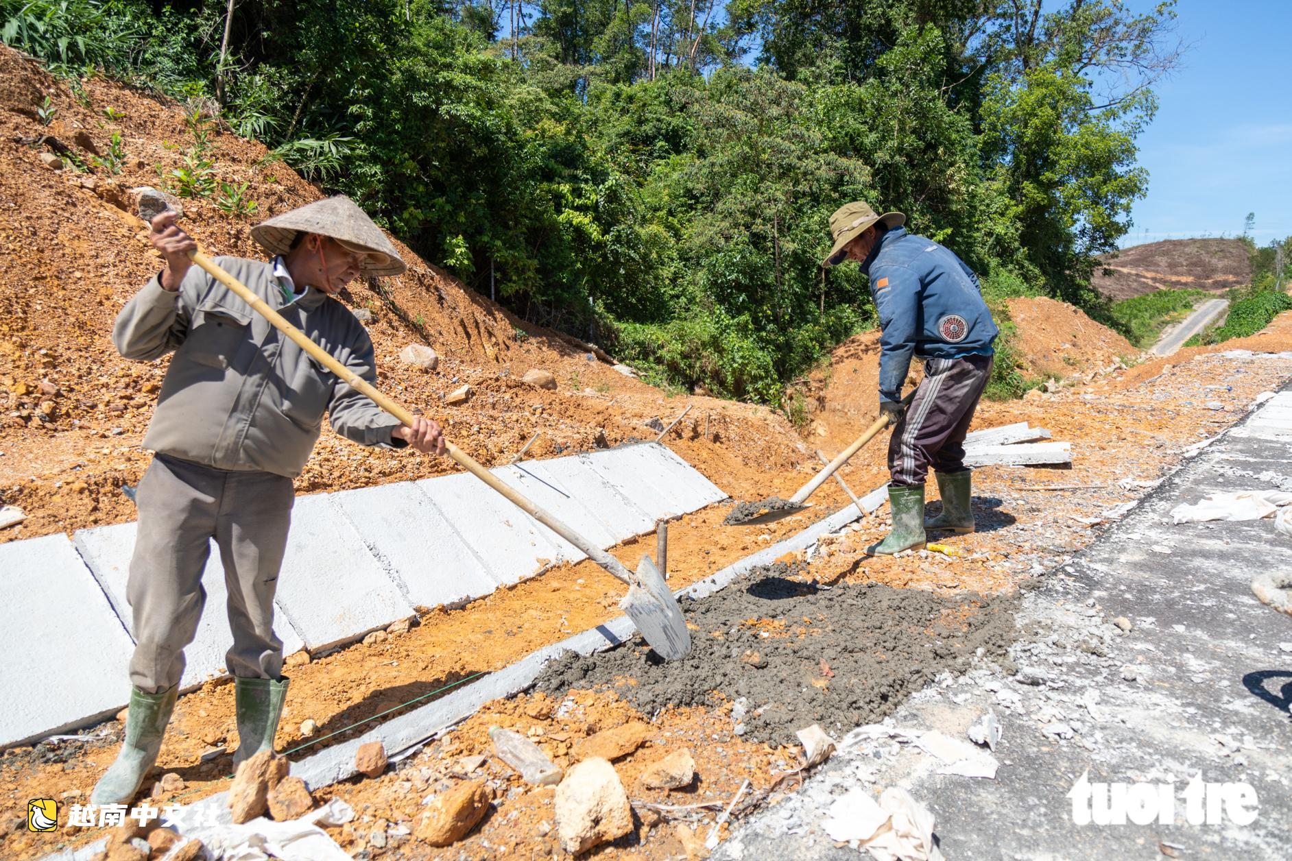 越南甘露-羅山高速公路多段鋪設瀝青,拓寬至4車道