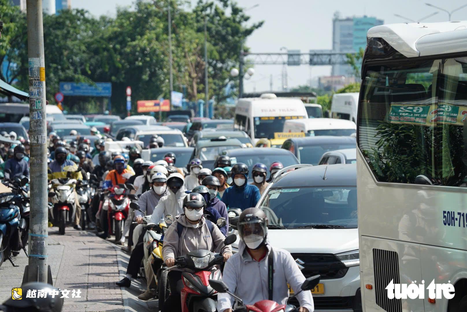 越南胡志明市一棟建築的菩提樹連根拔起橫擋丁先皇路,路口交通擁堵