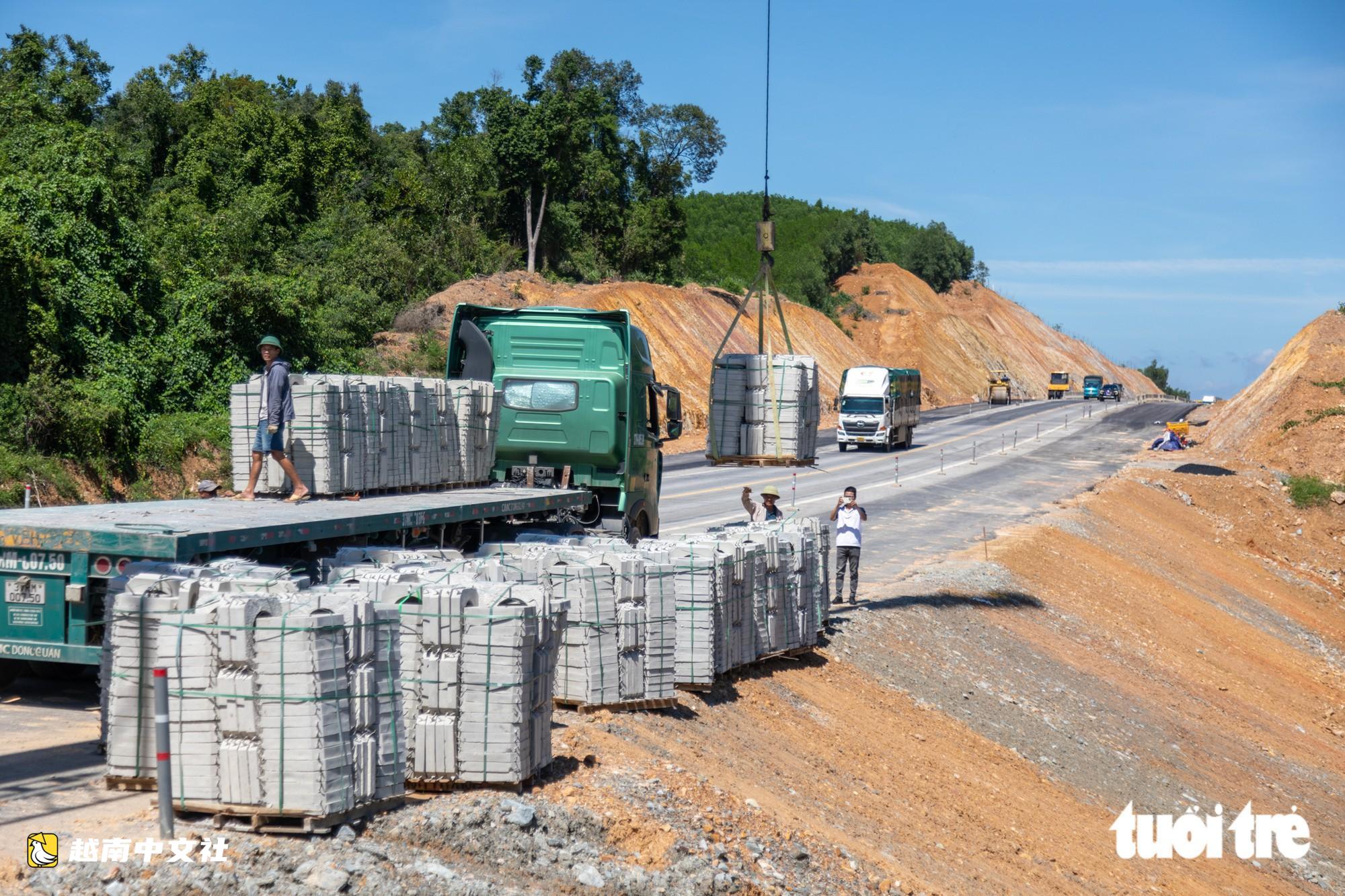 越南甘露-羅山高速公路多段鋪設瀝青,拓寬至4車道