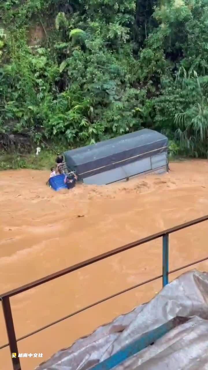 越南大叻:卡車載3人被洪水沖走