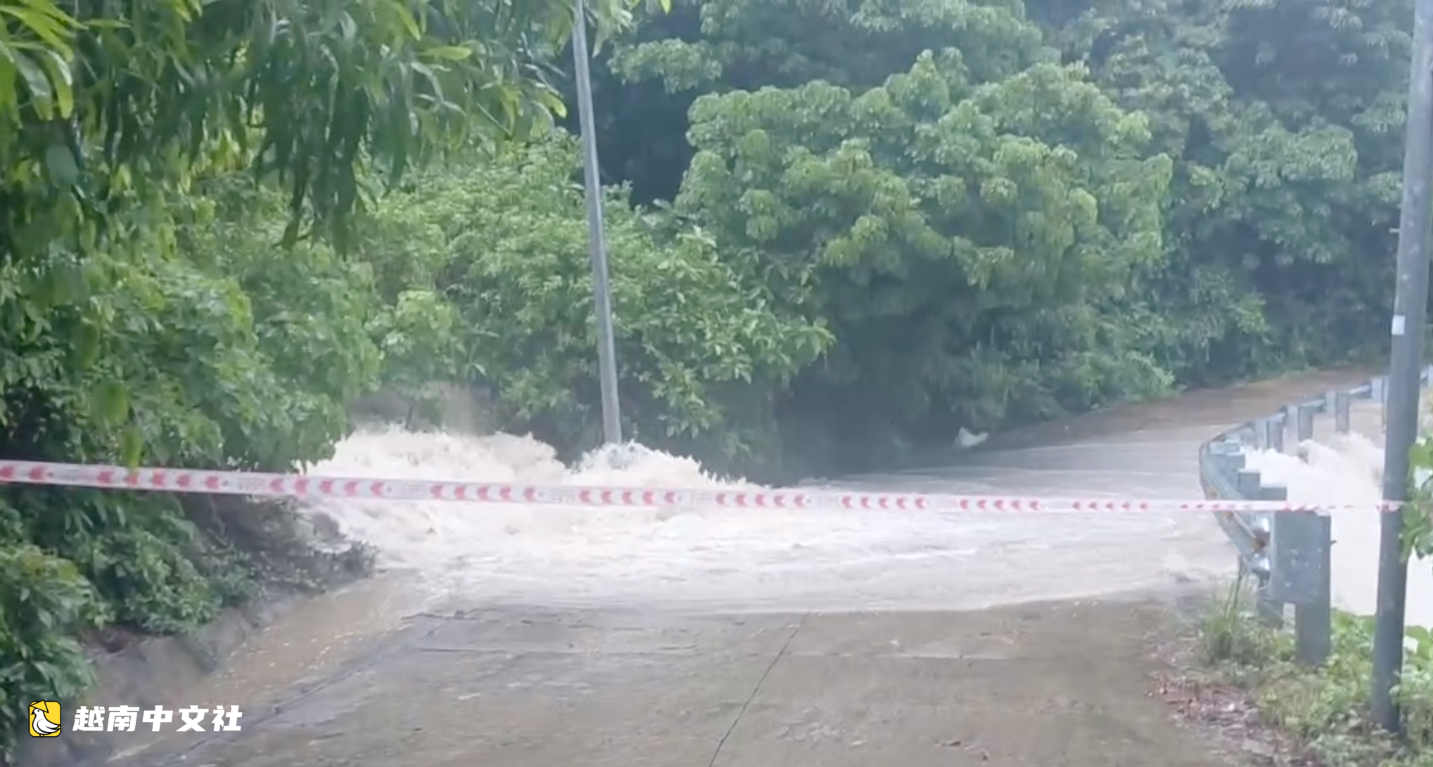 越南峴港:暴雨來襲,允許各地主動讓學生停課