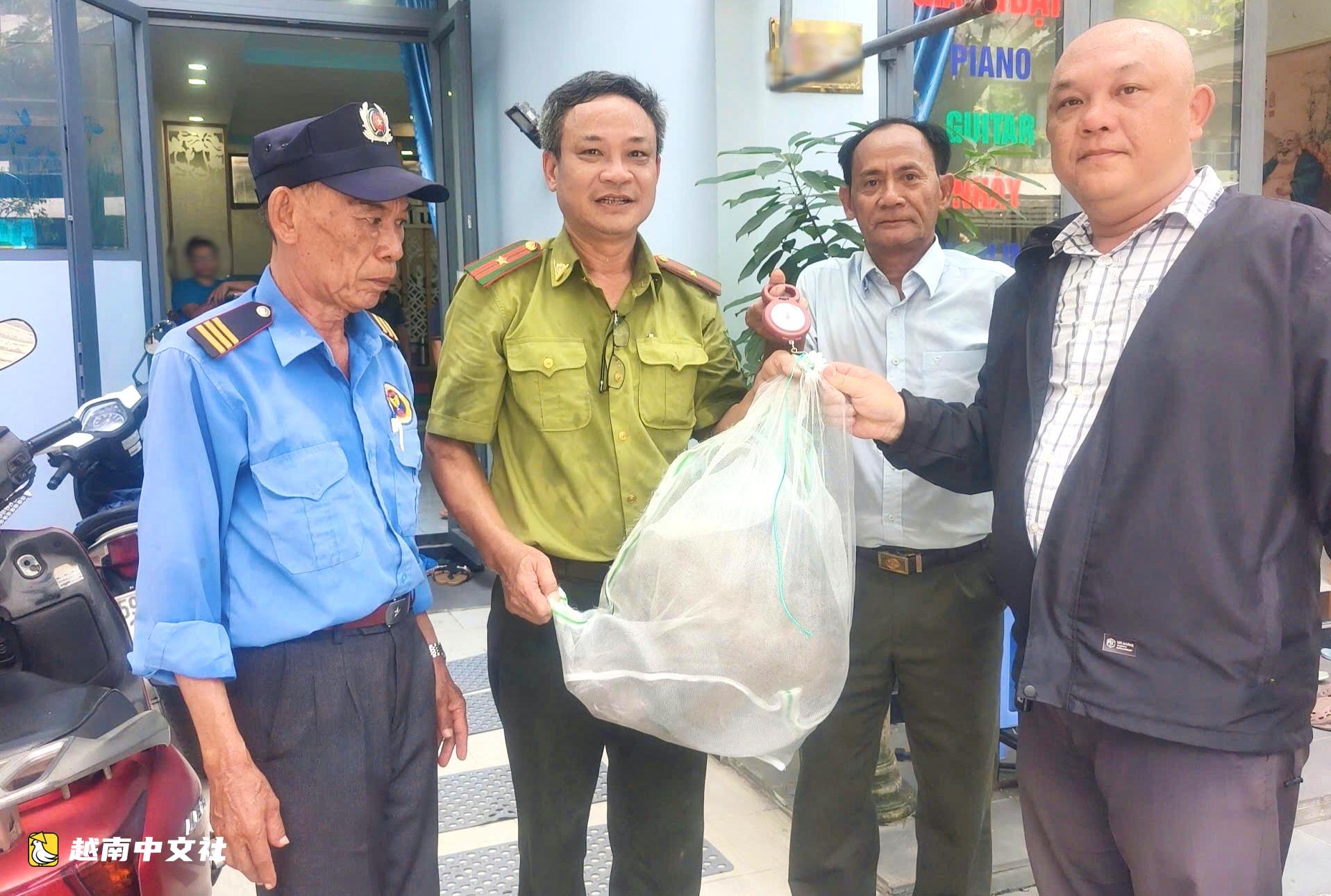 越南胡志明市吉萊坊一隻大長尾獼猴擾民
