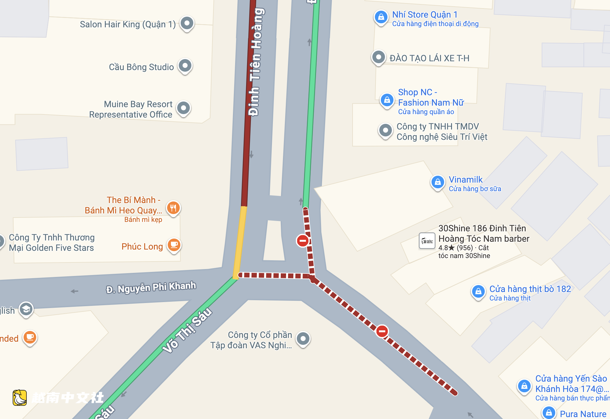 胡志明市丁先皇街-武氏六街一棟建築的榕樹連根拔起橫堵道路