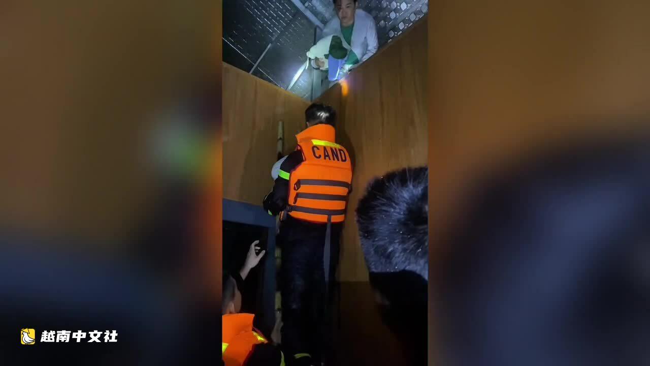 胡志明市夜間洪水湍流中救出12名被困人員
