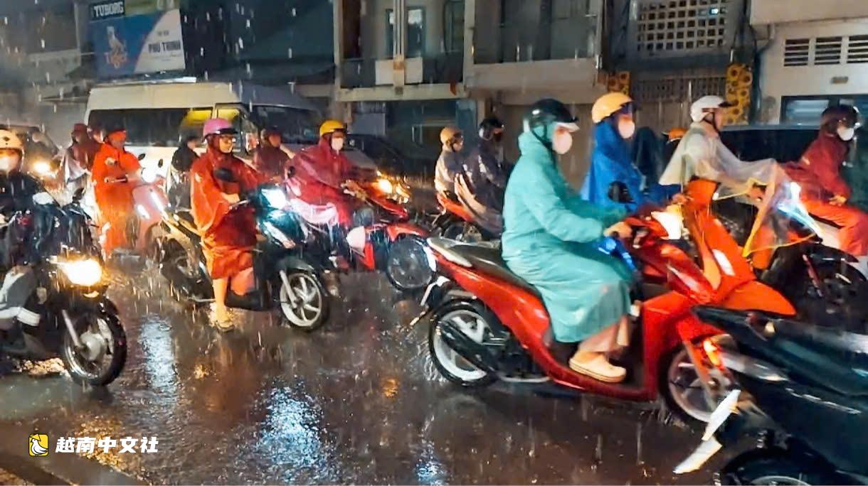 正值7-10下班高峰,胡志明市中心大雨並蔓延至各坊社