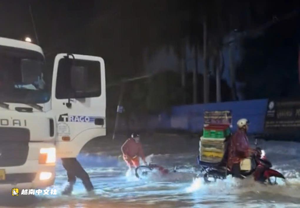 胡志明市夜間洪水湍流中救出12名被困人員