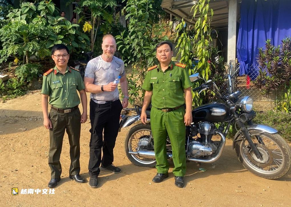 越南警方幫助在森林中迷路的英國遊客