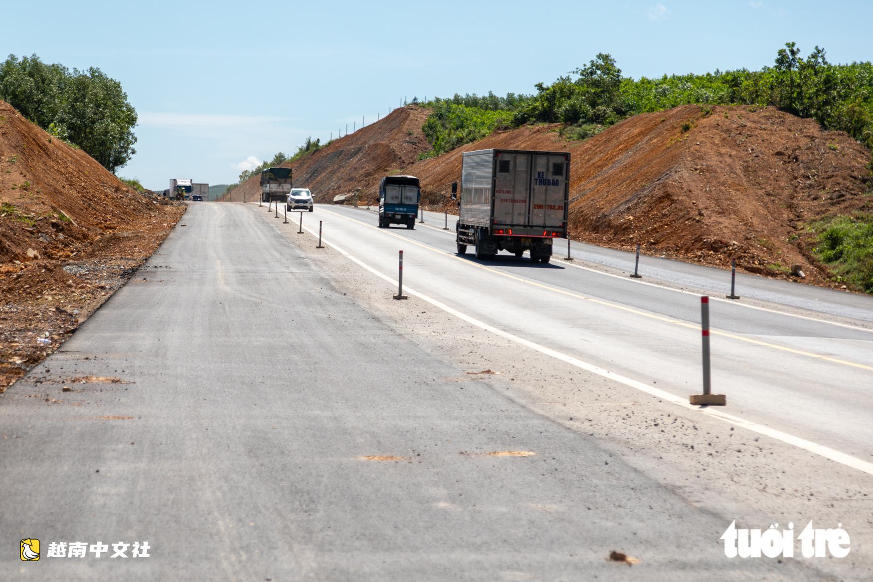 越南甘露-羅山高速公路多段鋪設瀝青,拓寬至4車道