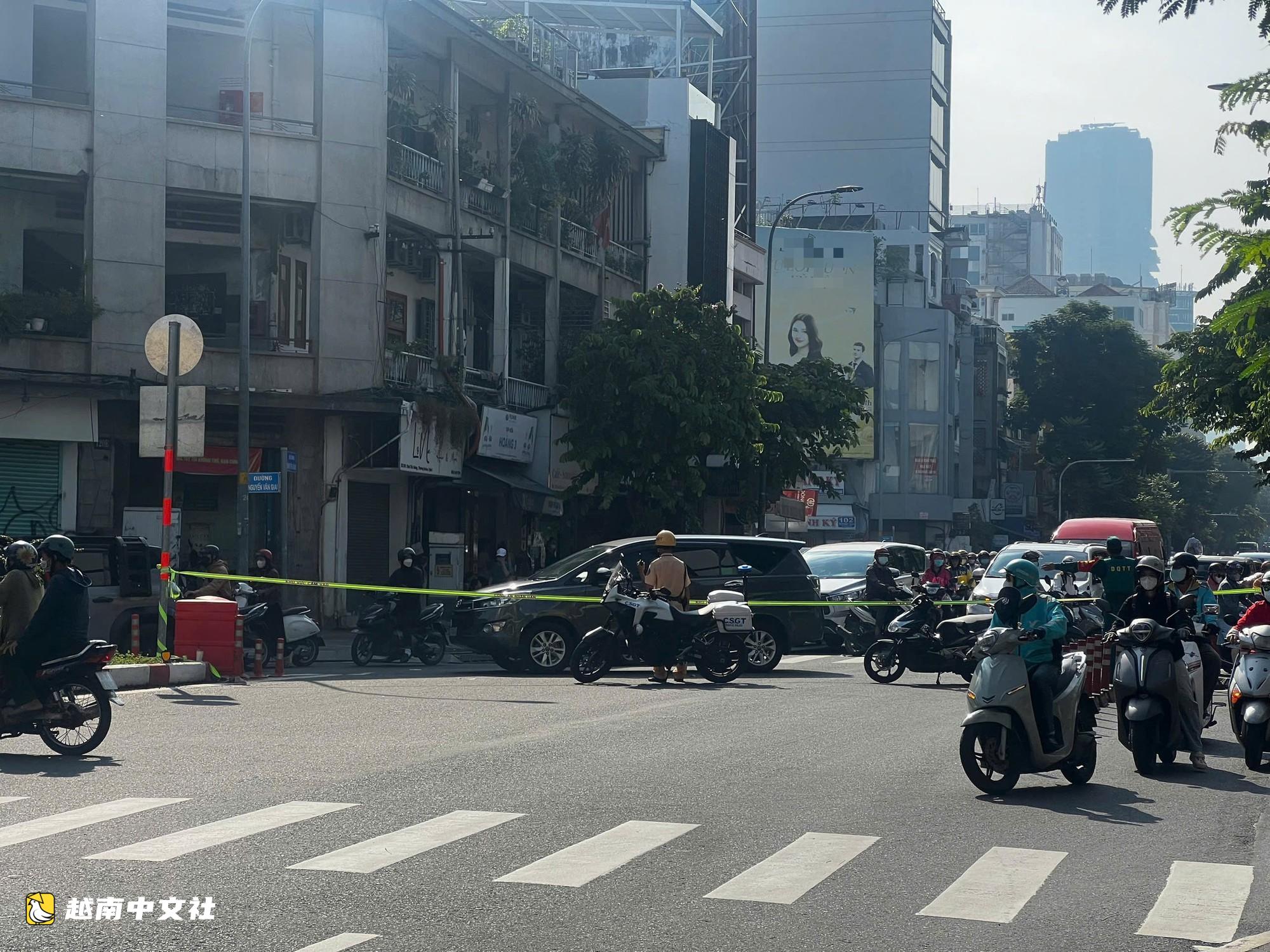 胡志明市丁先皇街-武氏六街一棟建築的榕樹連根拔起橫堵道路
