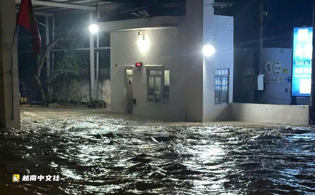 胡志明市夜間洪水湍流中救出12名被困人員