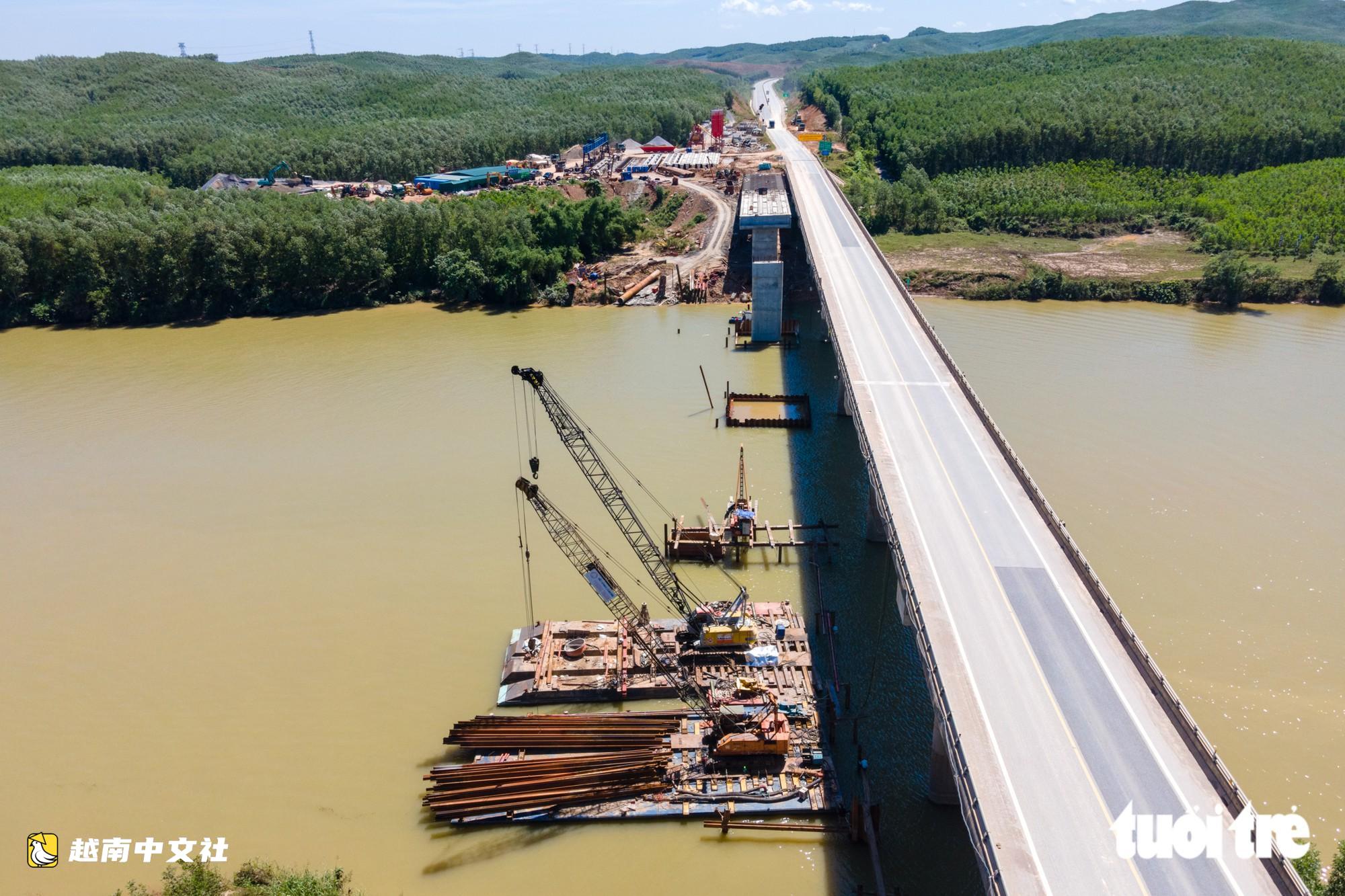越南甘露-羅山高速公路多段鋪設瀝青,拓寬至4車道