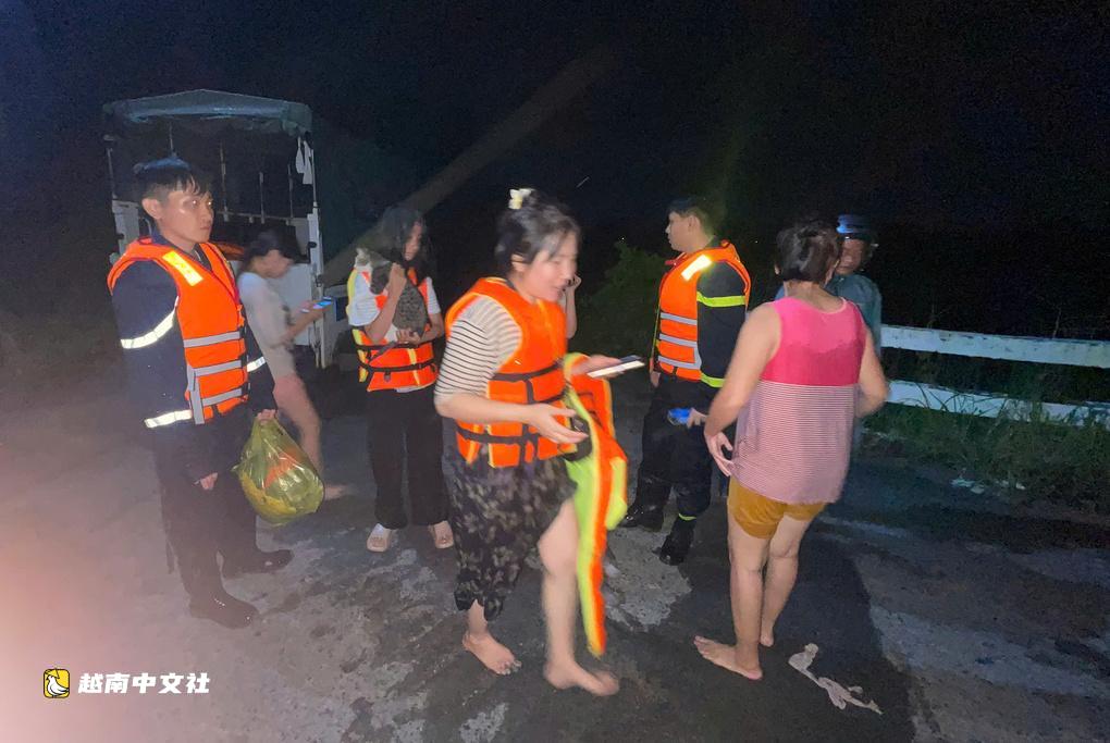 胡志明市夜間洪水湍流中救出12名被困人員