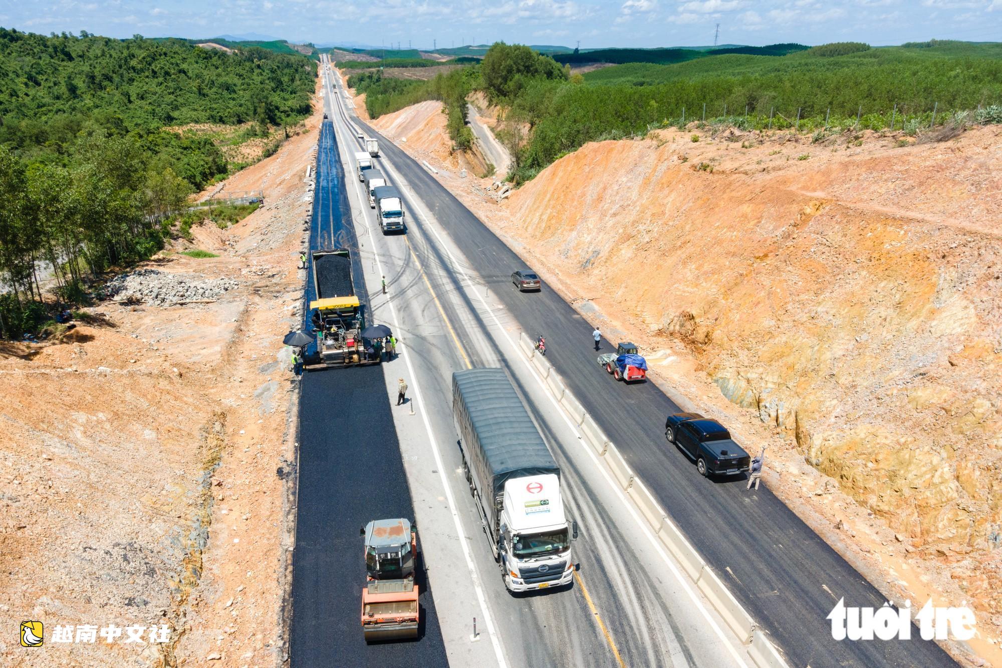 越南甘露-羅山高速公路多段鋪設瀝青,拓寬至4車道