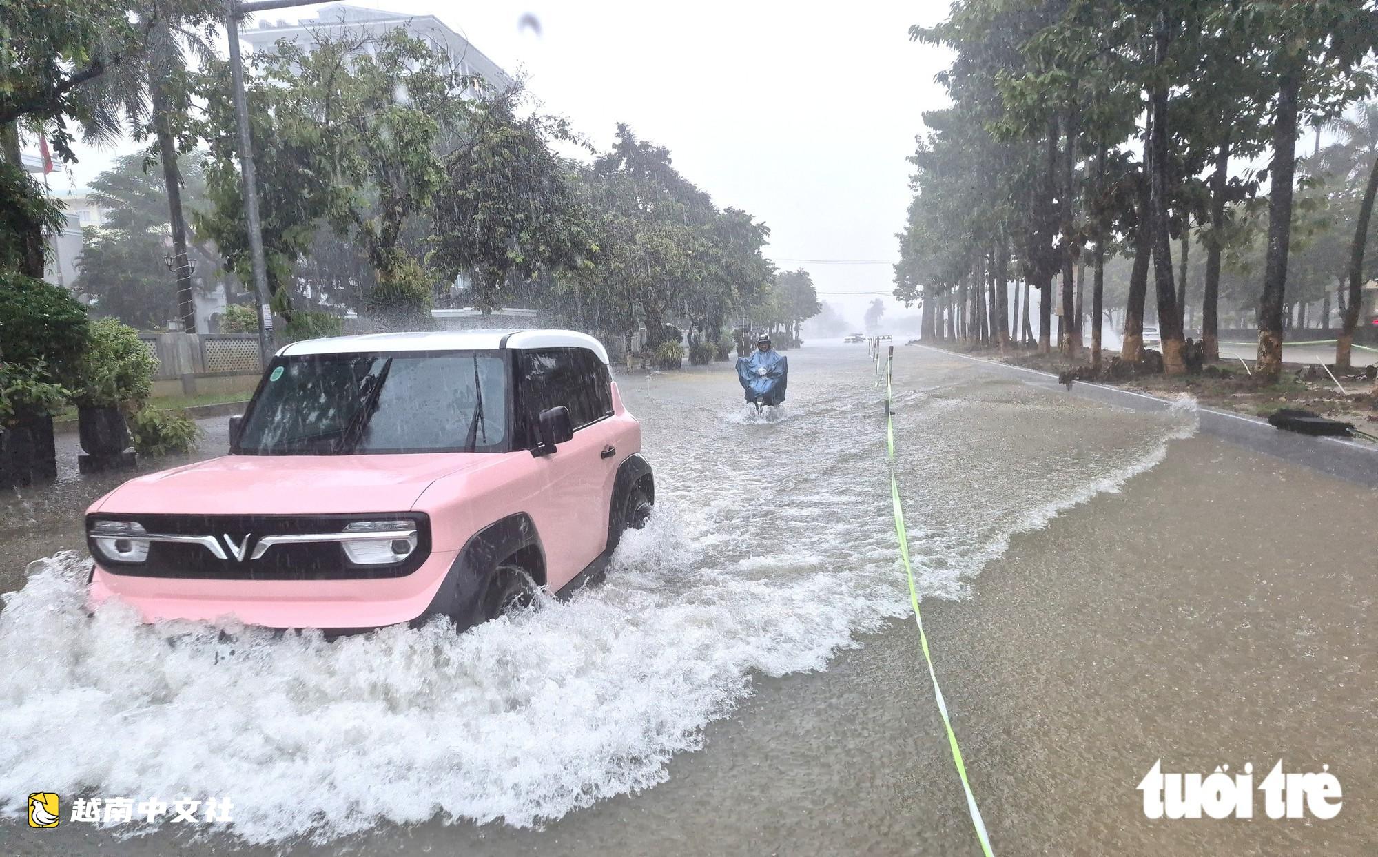 暴雨不斷,峴港三岐坊街道積水嚴重