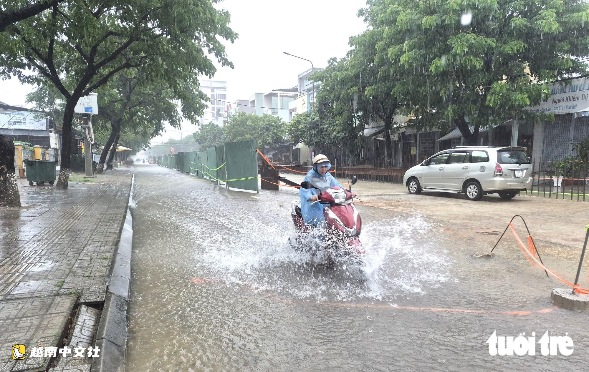 暴雨不斷,峴港三岐坊街道積水嚴重