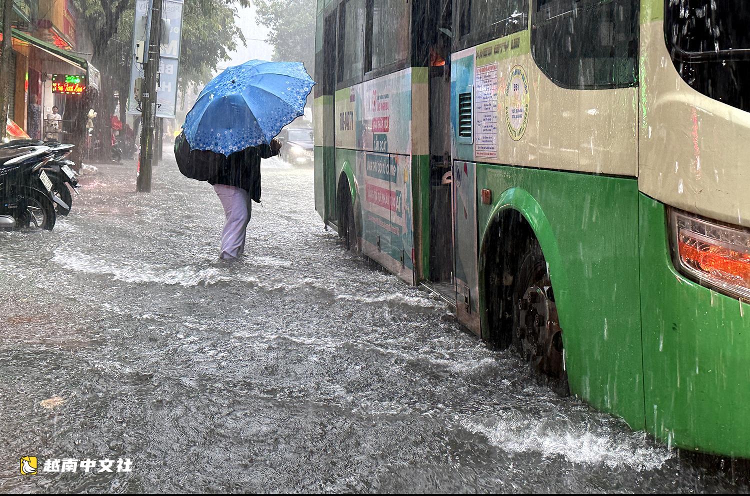 越南同奈省暴雨，巷水如瀑布湧出，多條道路擁堵